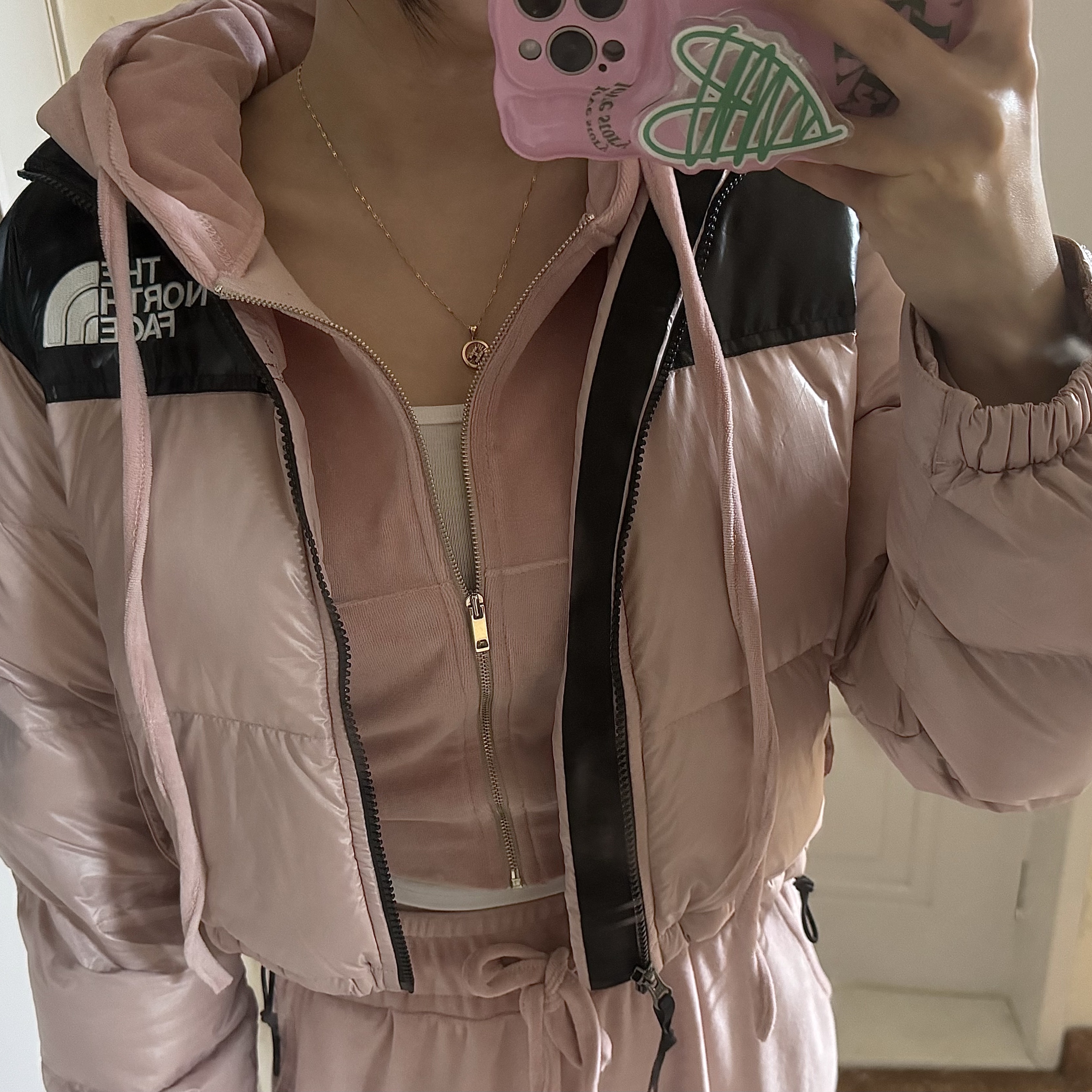 (W) The North Face Nuptse Short Jacket Pastel Pink 착용 스타일 - 1