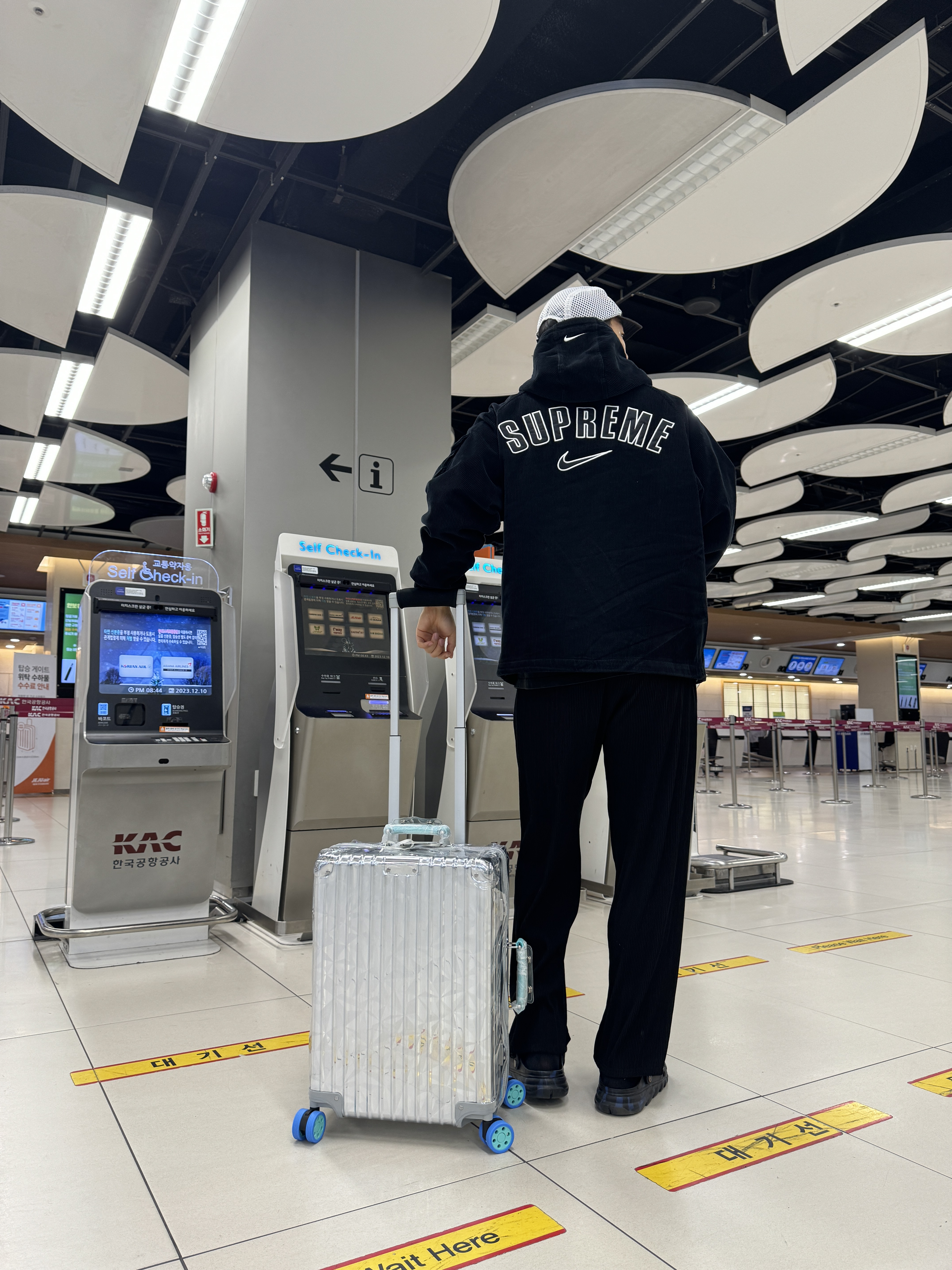 Rimowa x Tiffany & Co. Rock Cut Cabin Silver, Supreme x Nike Arc Corduroy Hooded Jacket Black - 22SS 착용 스타일