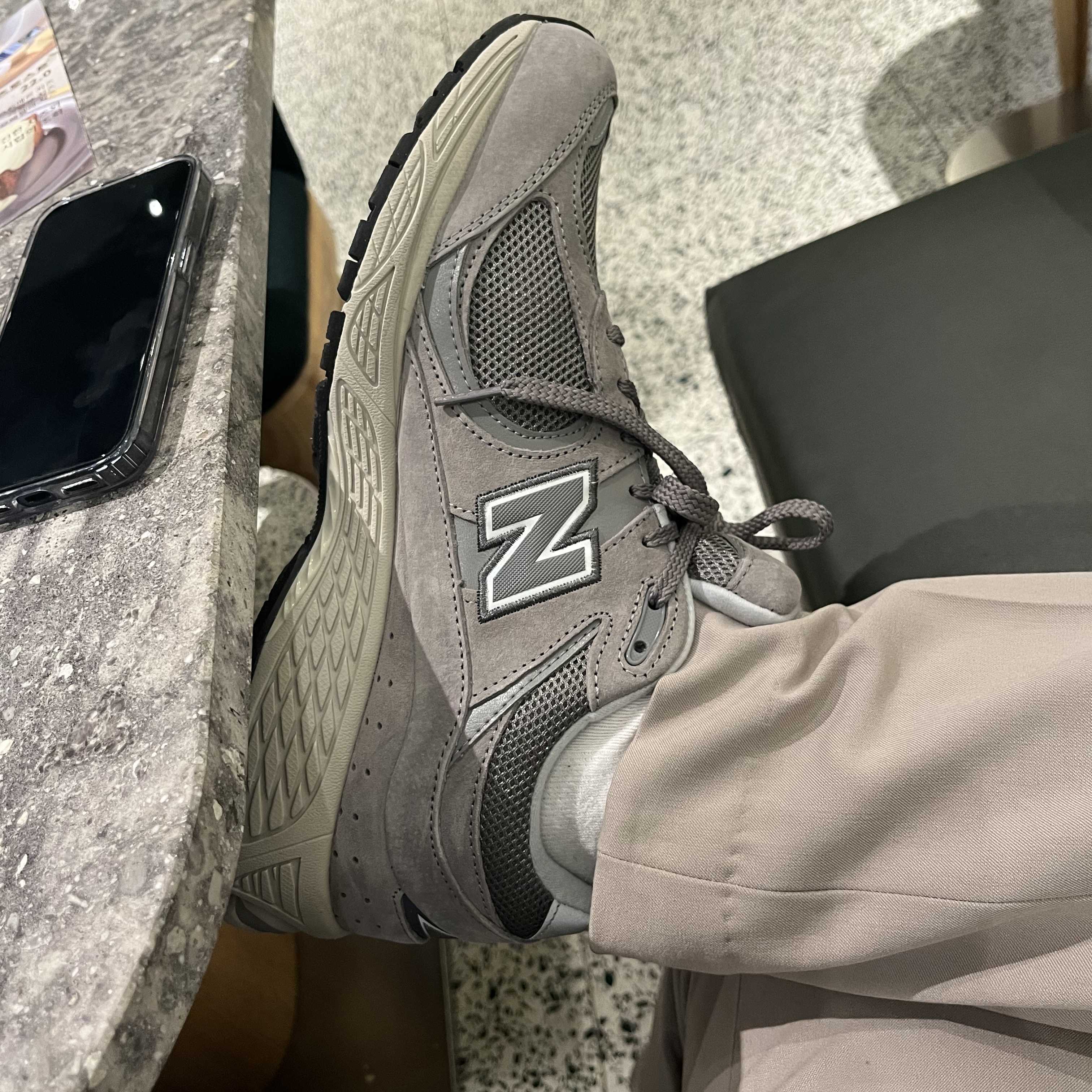 New Balance 2002R Grey 착용 스타일 - 1
