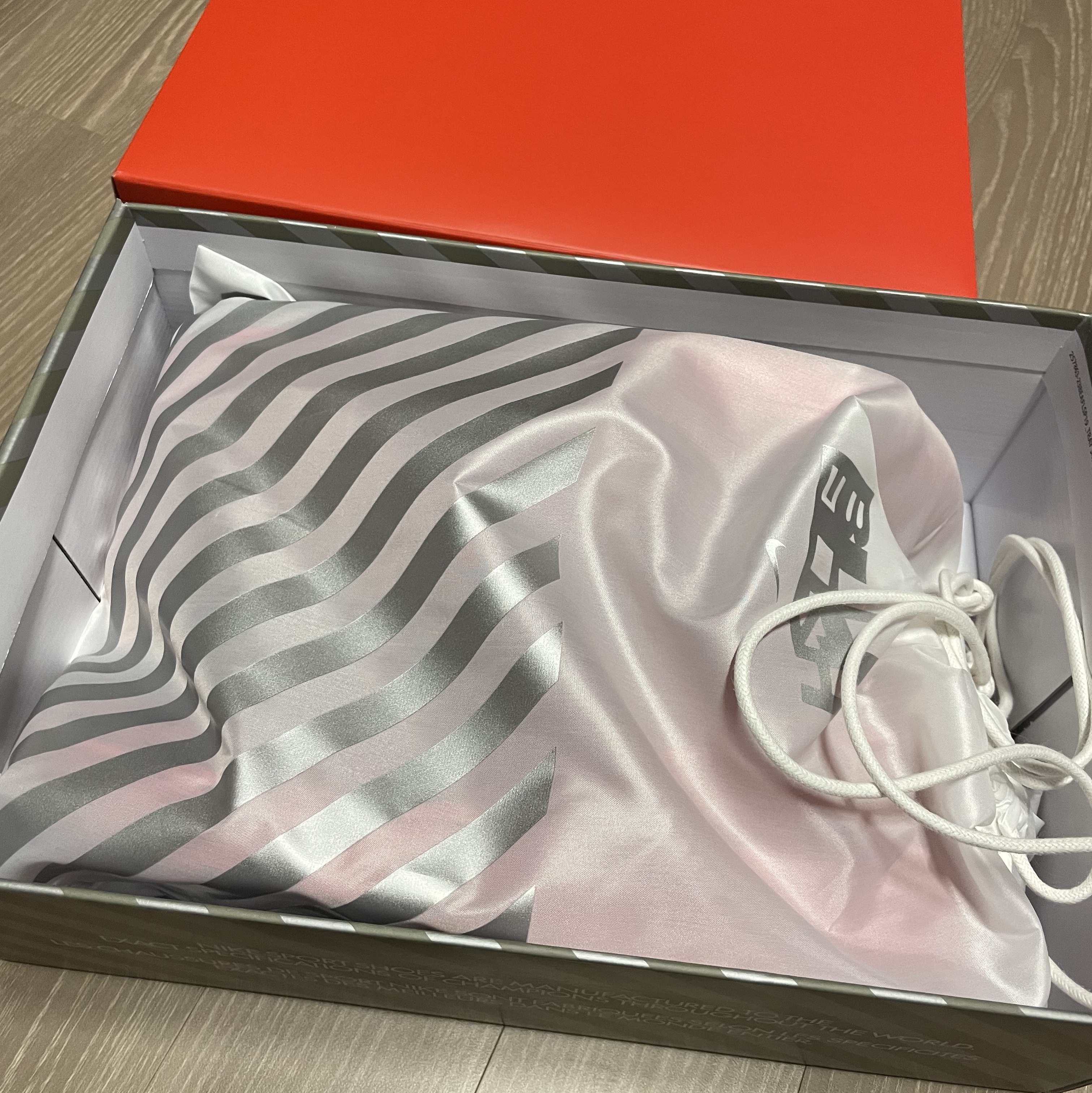 Nike x Billie Eilish Air Alpha Force 88 Fire Red 착용 스타일 - 3