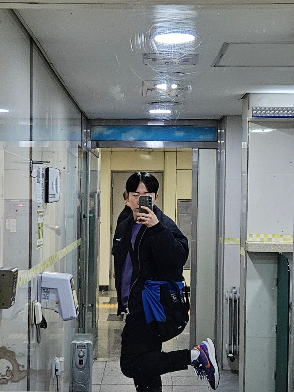 Supreme Tote Bag Blue - 23FW, Supreme Peace Embroidered Work Jacket Navy - 23FW 착용 스타일
