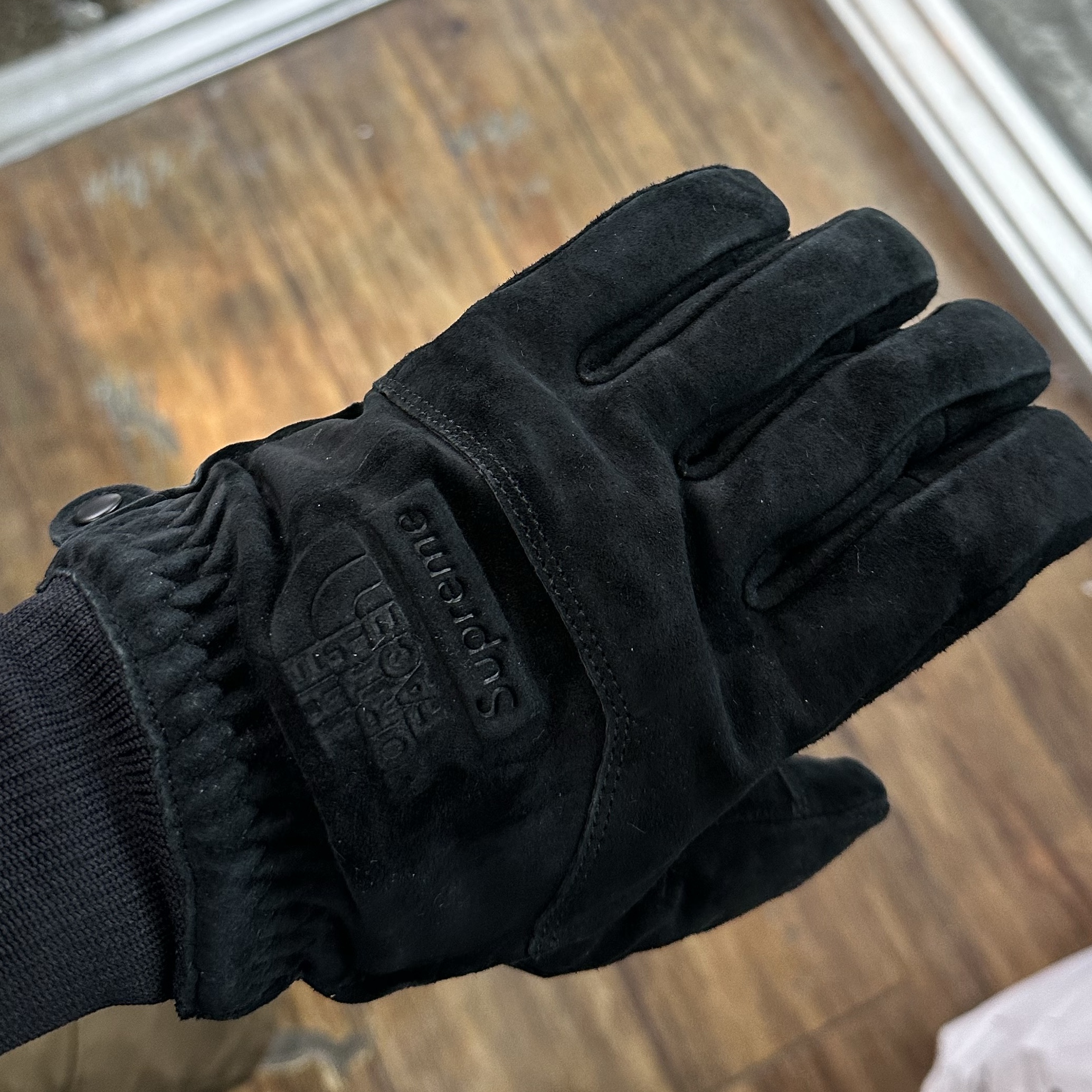 Supreme x The North Face Suede Glove Black - 23FW 착용 스타일 - 3