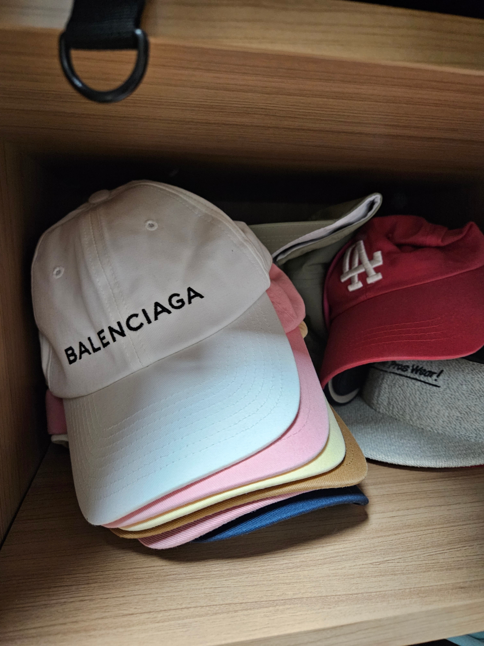 (W) Balenciaga Embroidered Logo Classic Baseball Cap White, (W) Balenciaga Embroidered Logo Cap Pink 착용 스타일 - 4