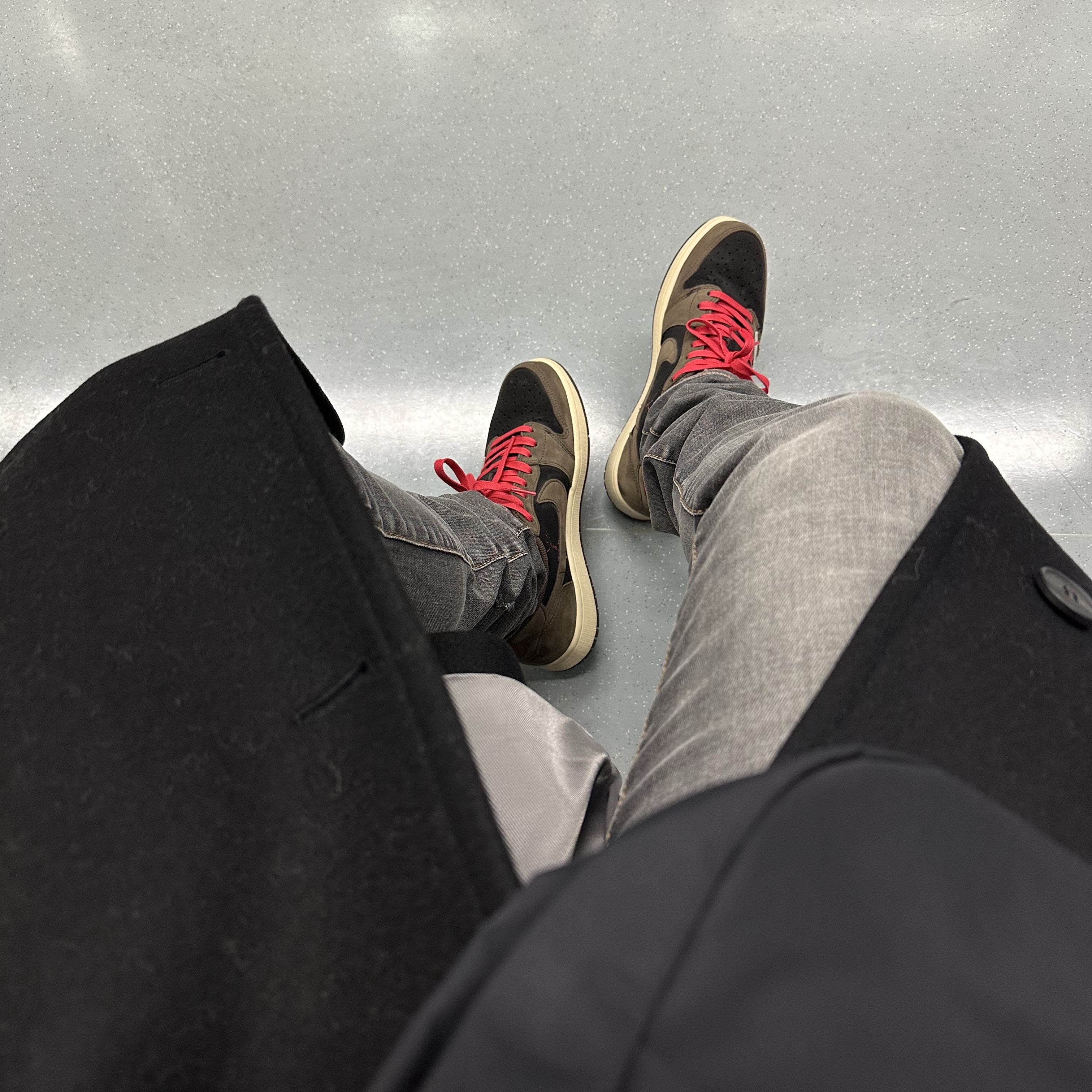 Jordan 1 x Travis Scott Retro Low OG SP Mocha, Undermycar Legion.02 Balmacaan Oversized Wool Coat Black 착용 스타일
