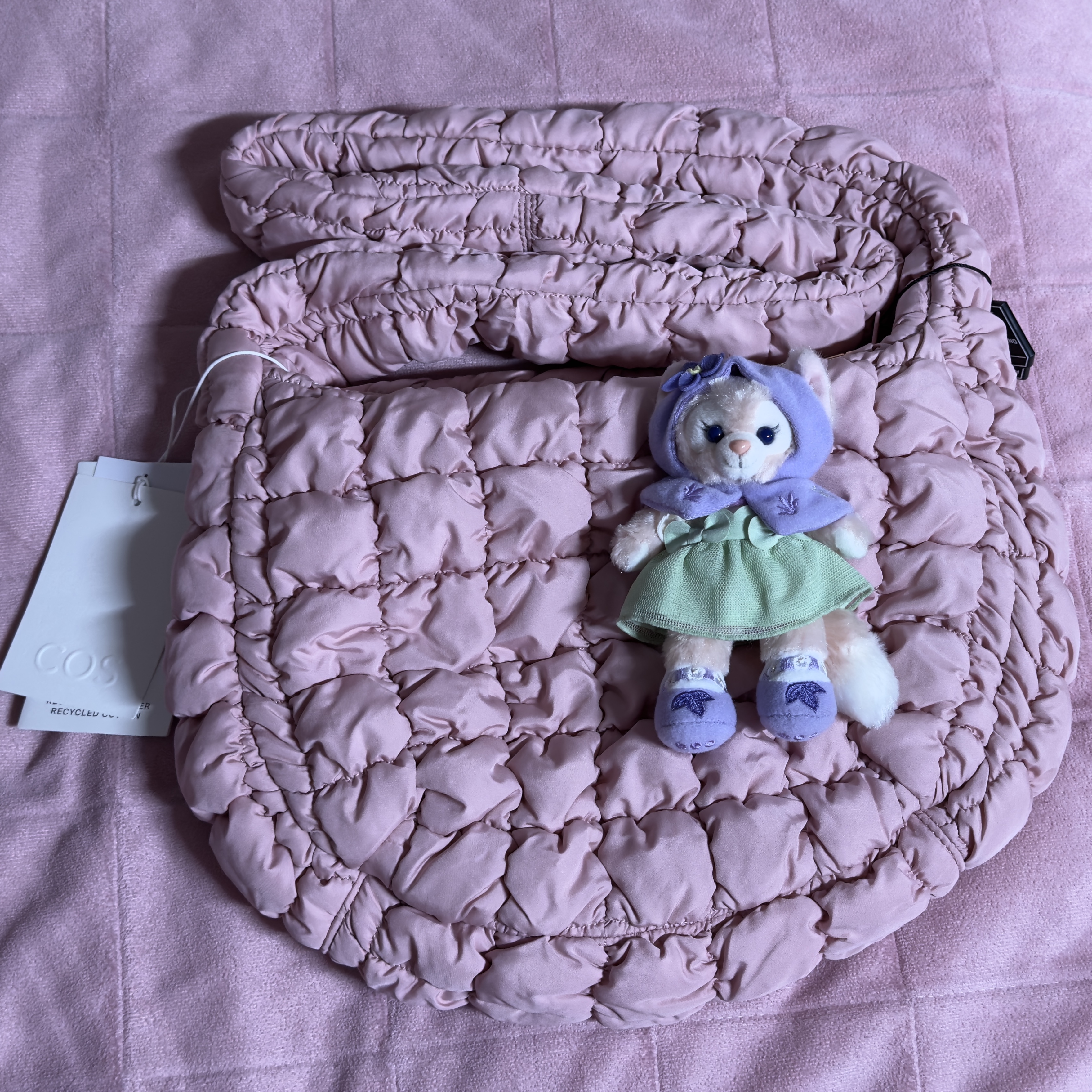 COS Quilted Messenger Bag Pink 착용 스타일