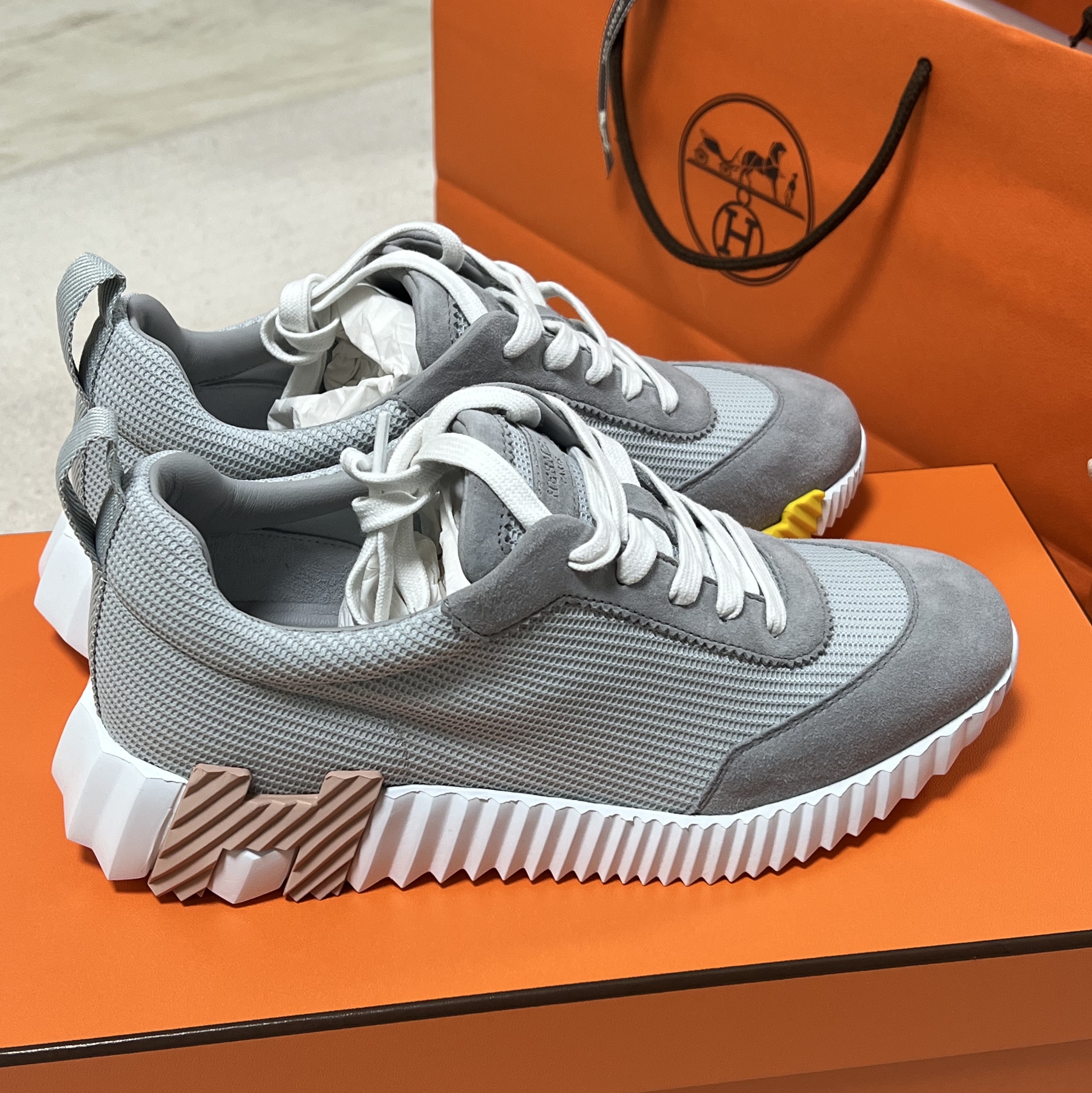 (W) Hermes Bouncing Sneaker Mesh Suede Goatskin & Gris Temperance 착용 스타일