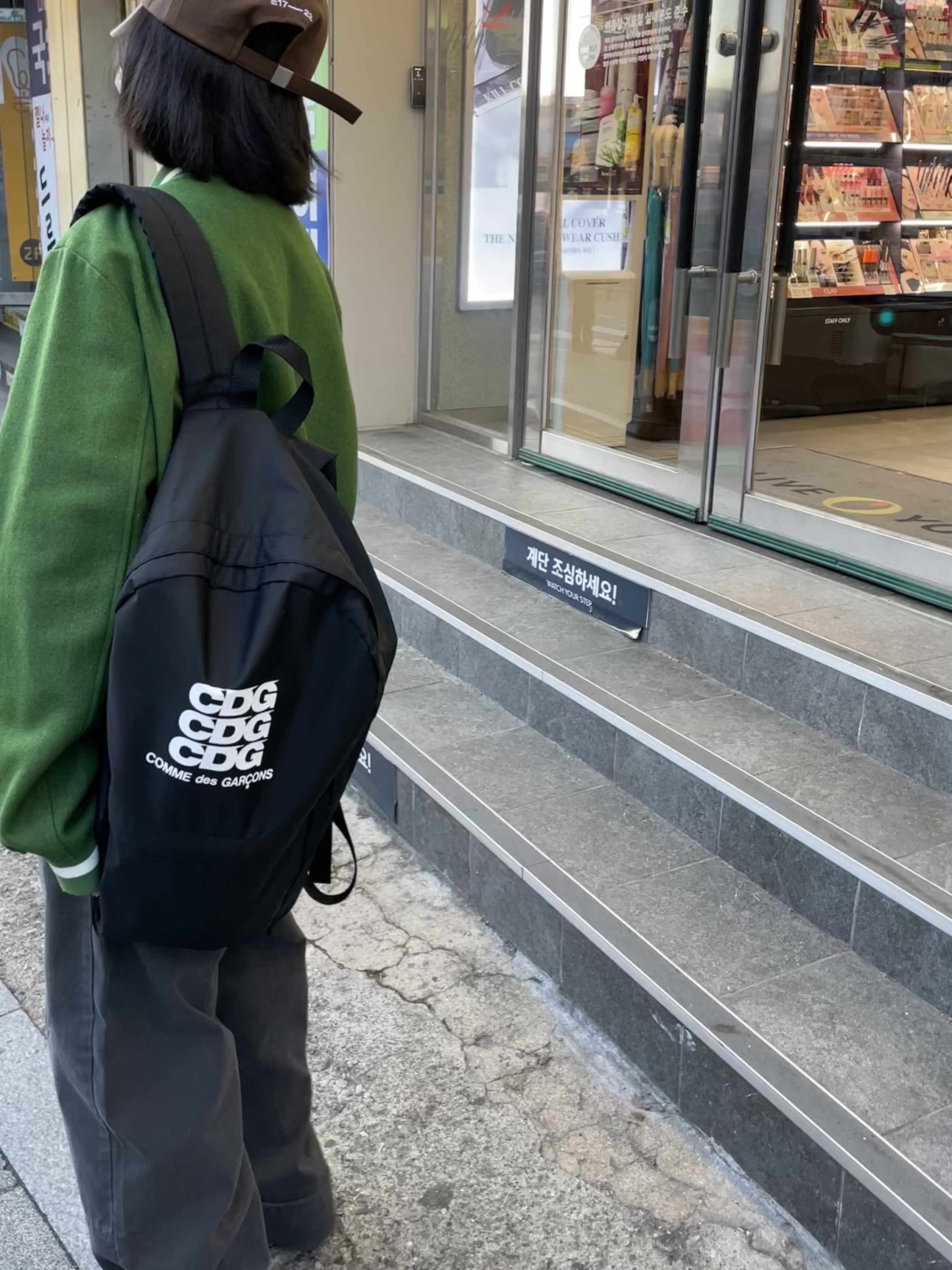 CDG Backpack Black 착용 스타일