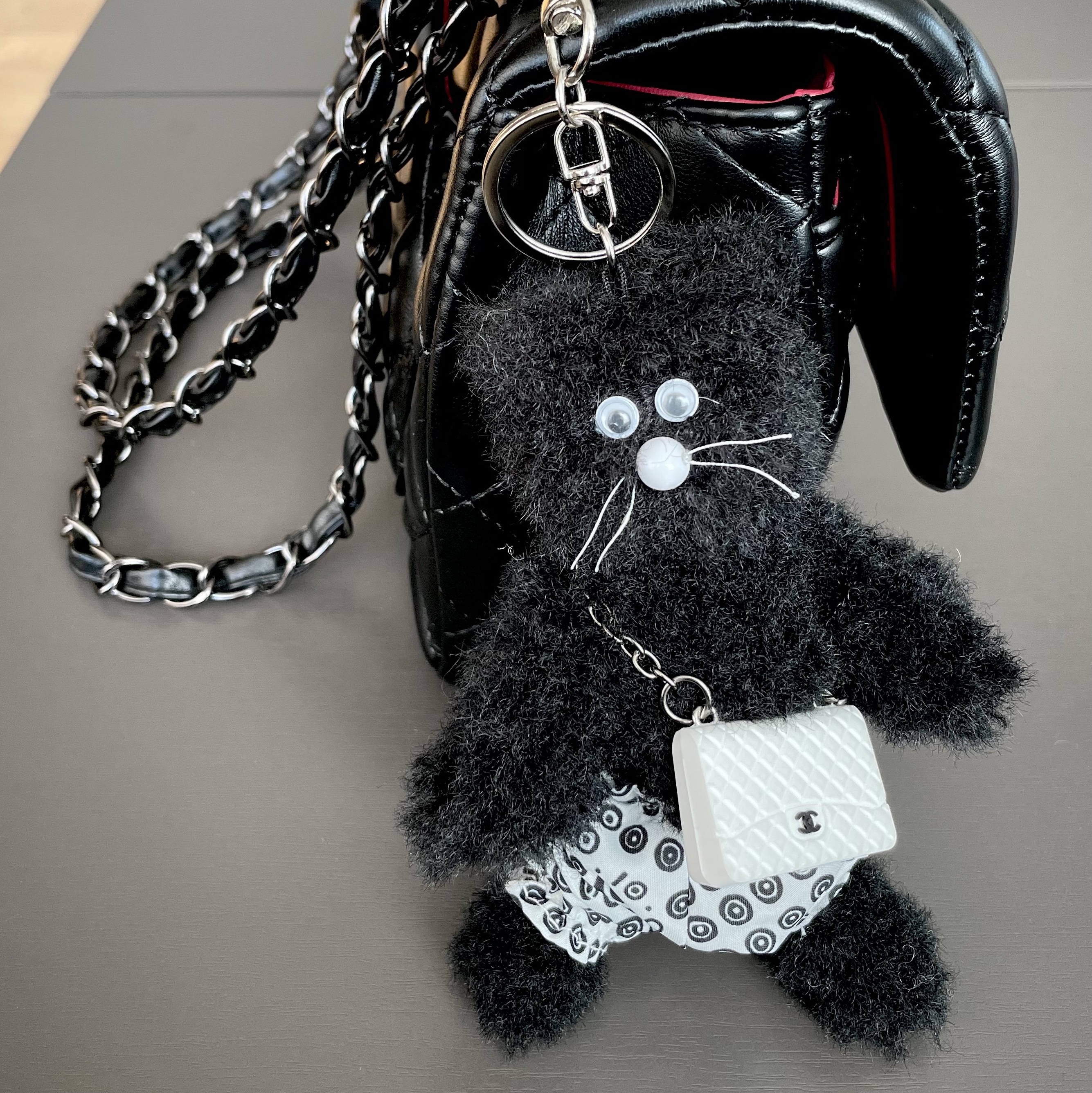 Monamhee x 10 Corso Como Bianco Keyring Black 착용 스타일 - 3