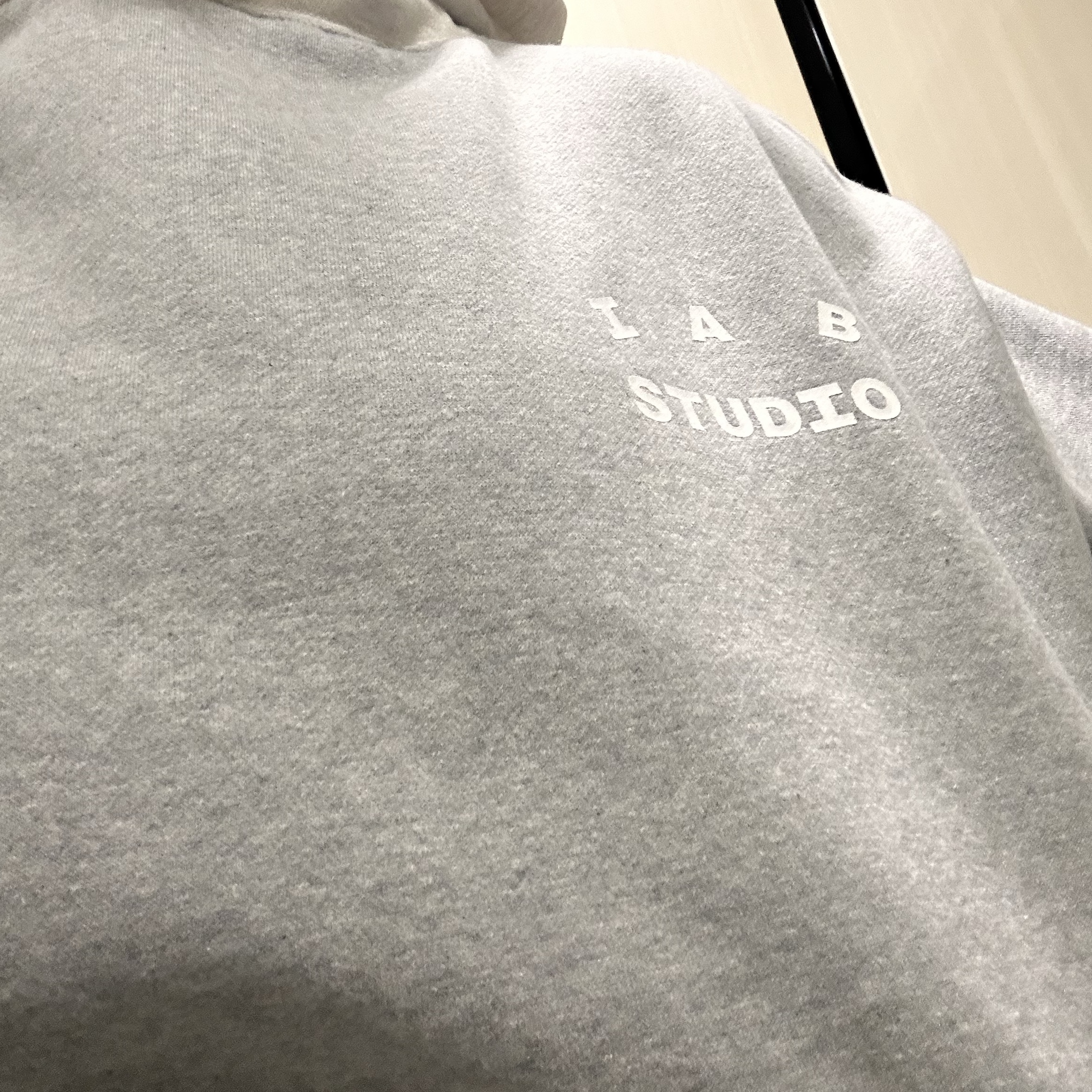 IAB Studio Hoodie Dual Gray 착용 스타일
