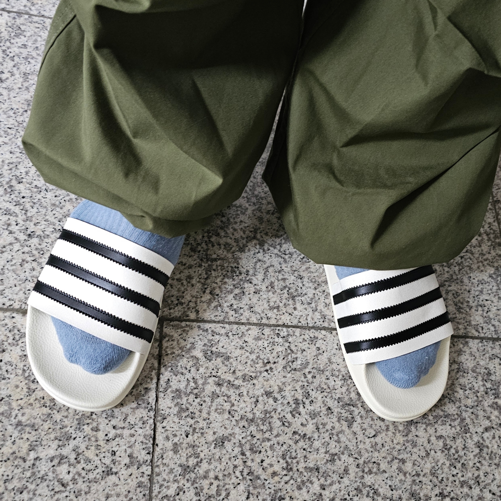 Adidas x Fear of God Athletics Adilette Slides Cream White 착용 스타일 - 1