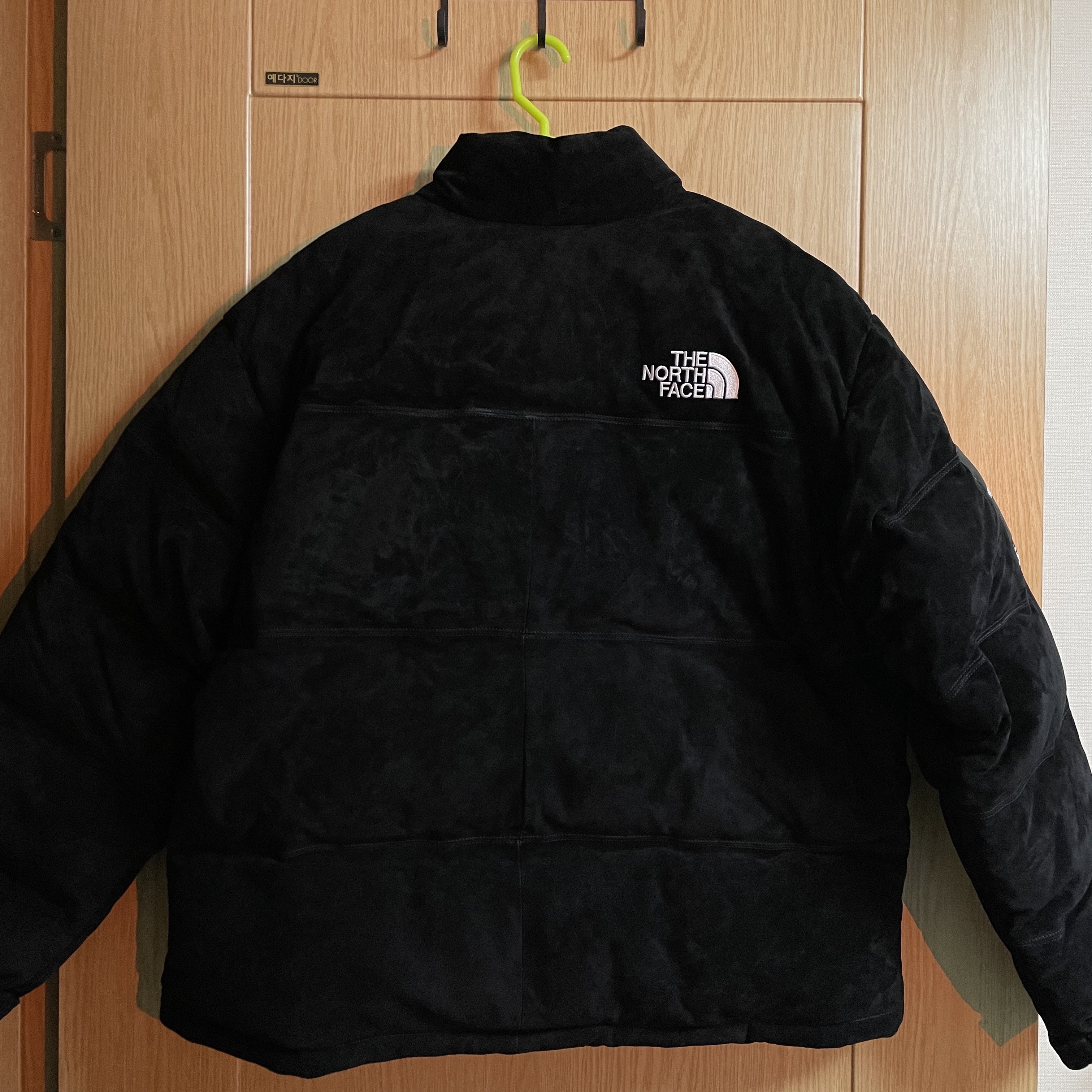 Supreme x The North Face Suede Nuptse Jacket Black - 23FW 착용 스타일 - 6