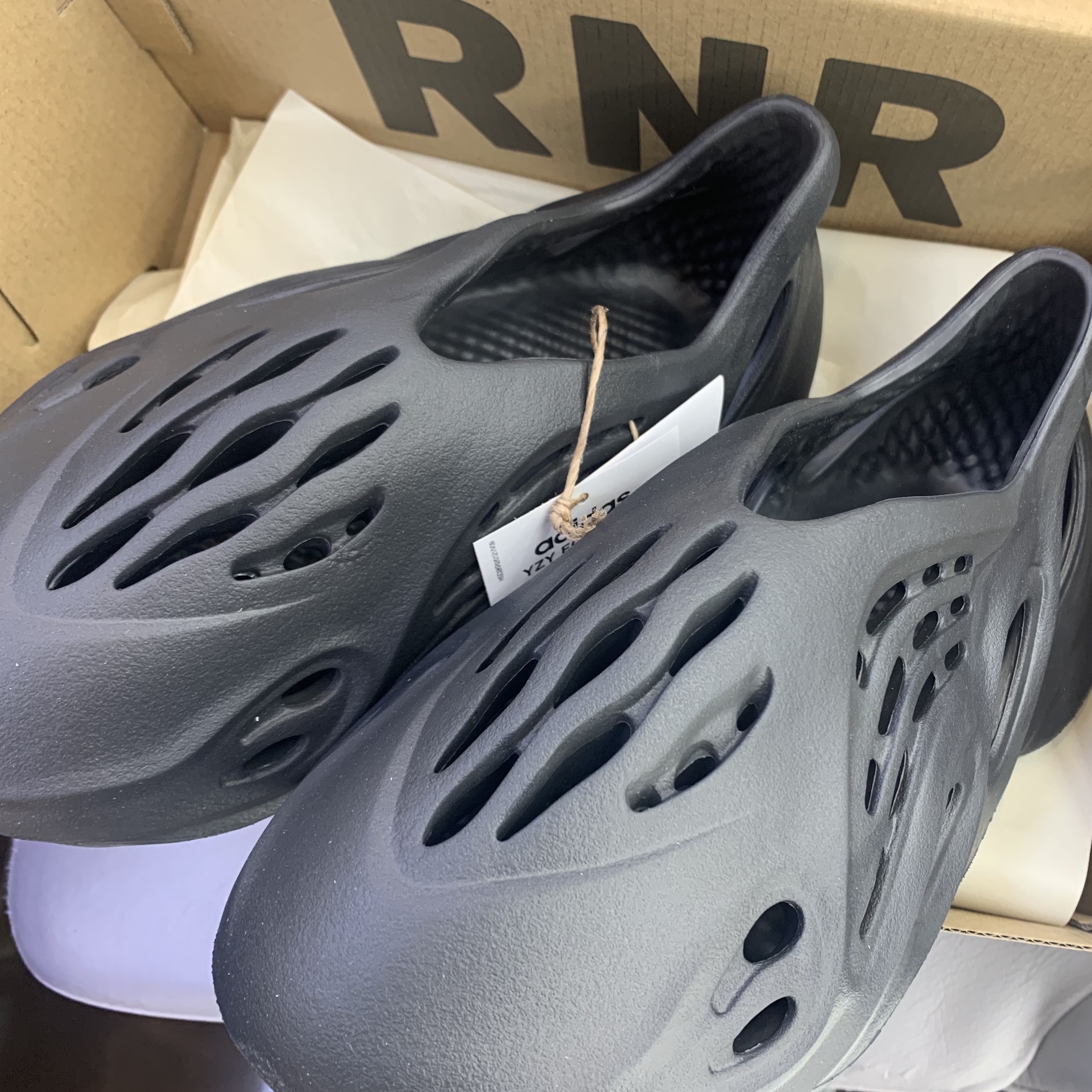 Adidas Yeezy Foam RNNR Onyx 착용 스타일 - 3