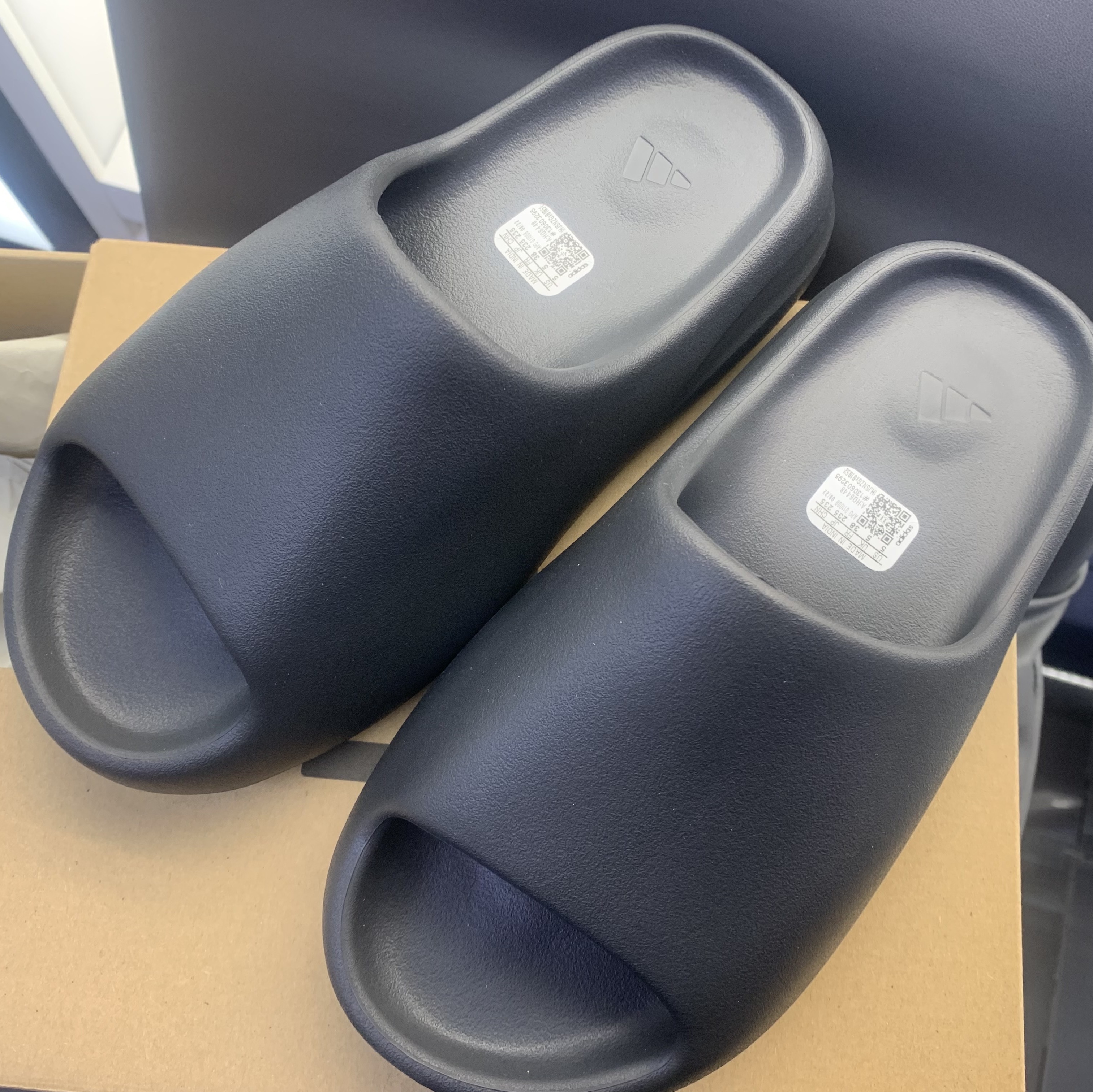 Adidas Yeezy Slide Onyx, Adidas Yeezy Slide Azure 착용 스타일 - 1
