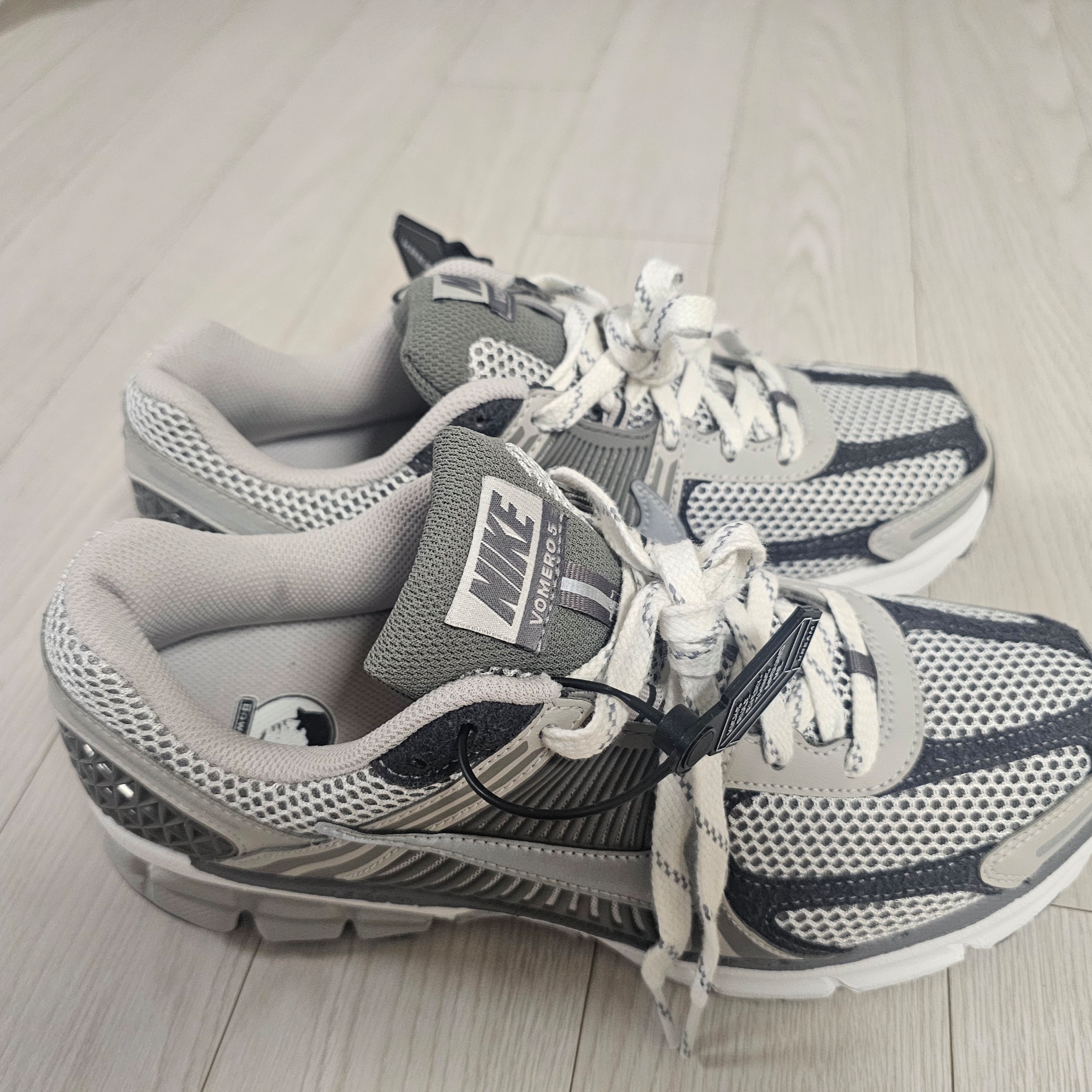 Nike Zoom Vomero 5 PRM Light Iron Ore and Flat Fewter 착용 스타일 - 3