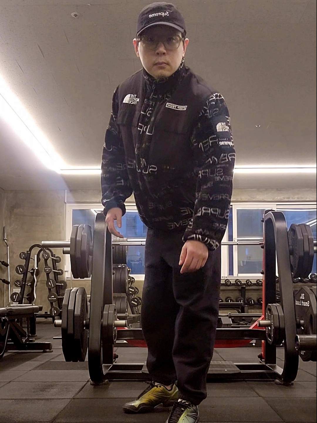 Supreme x The North Face Steep Tech Fleece Jacket Black - 21FW, Nike x Supreme Air zoom Courtposite SP Metallic Gold Black 착용 스타일 - 1