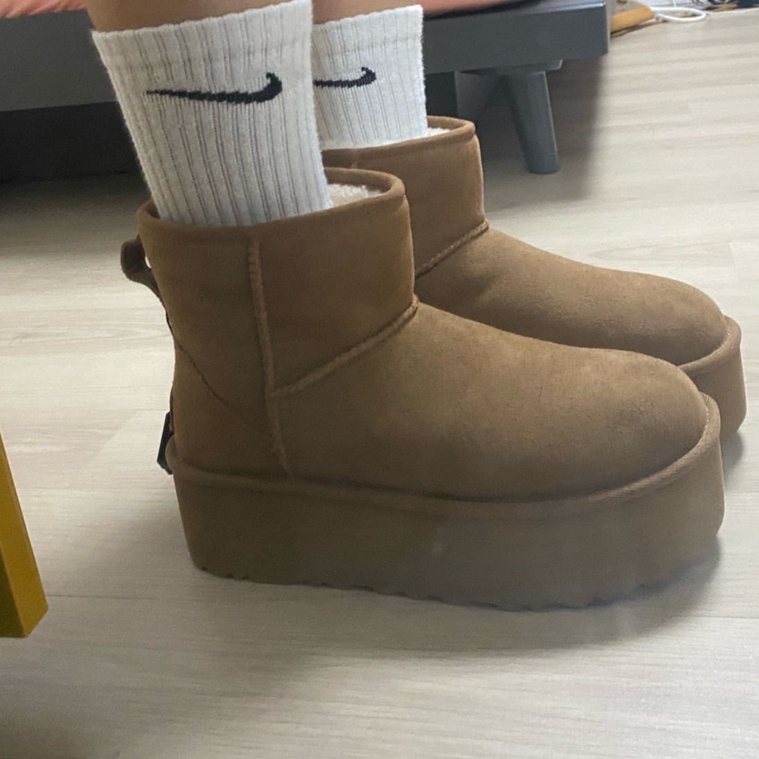 (W) UGG Classic Mini Platform Boots Chestnut 착용 스타일 - 1