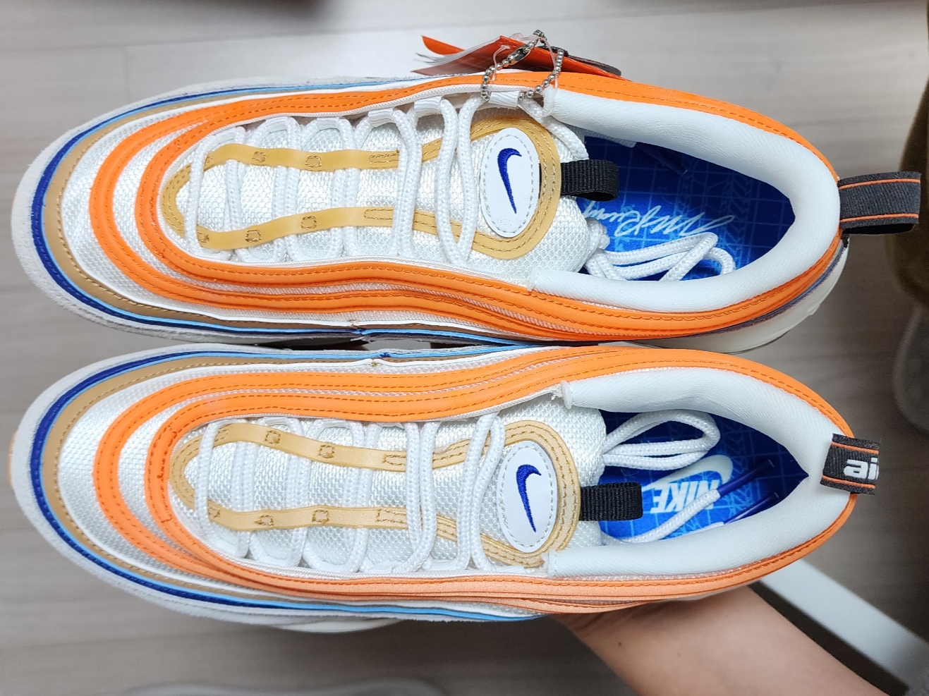 Nike Air Max 97 SE Summit White Safety Orange 착용 스타일