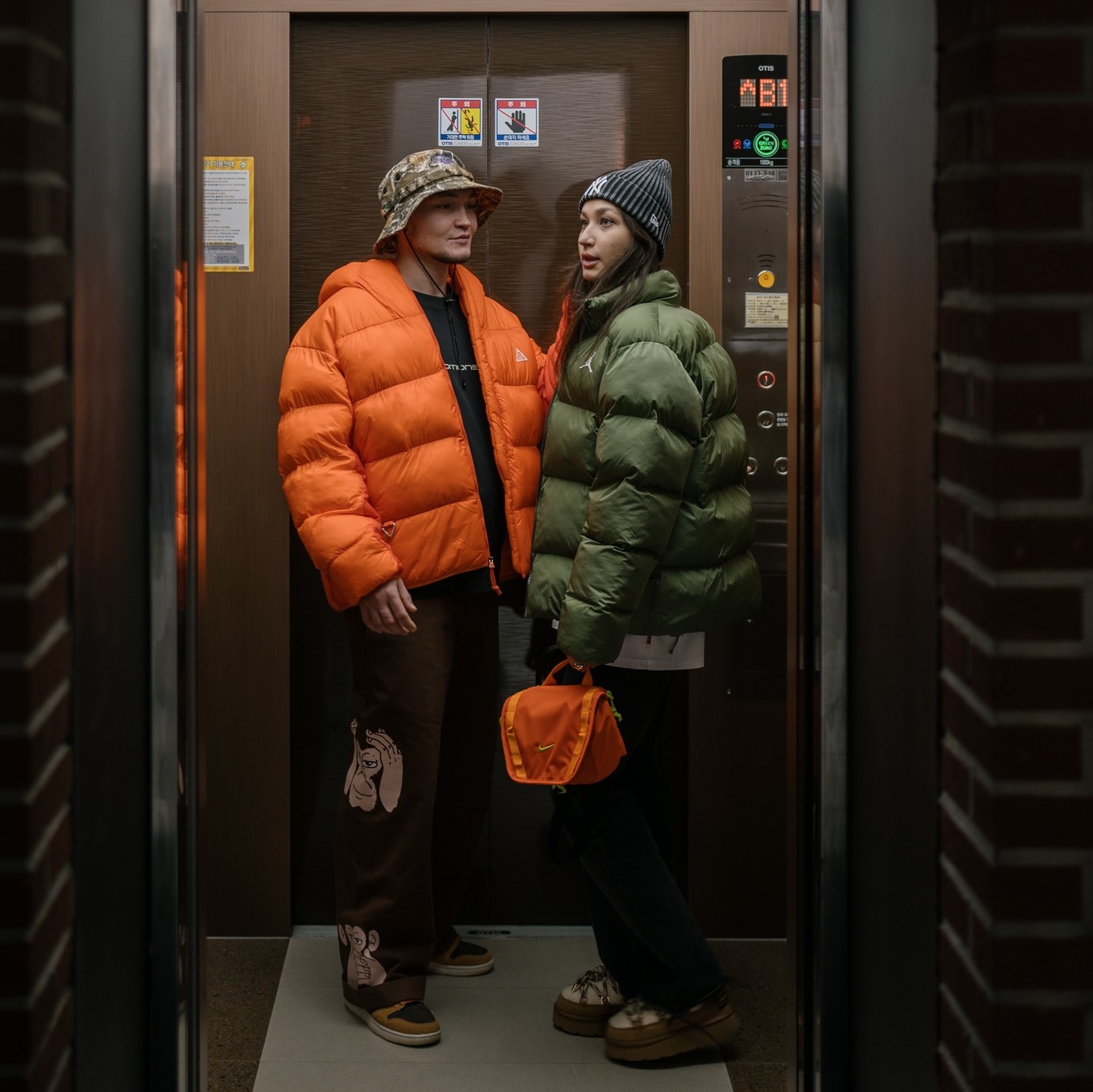 Nike Hike Hip Pack 4L Safety Orange, Nike ACG Therma-Fit ADV Lunar Lake Puffer Jacket Safety Orange - Asia 착용 스타일