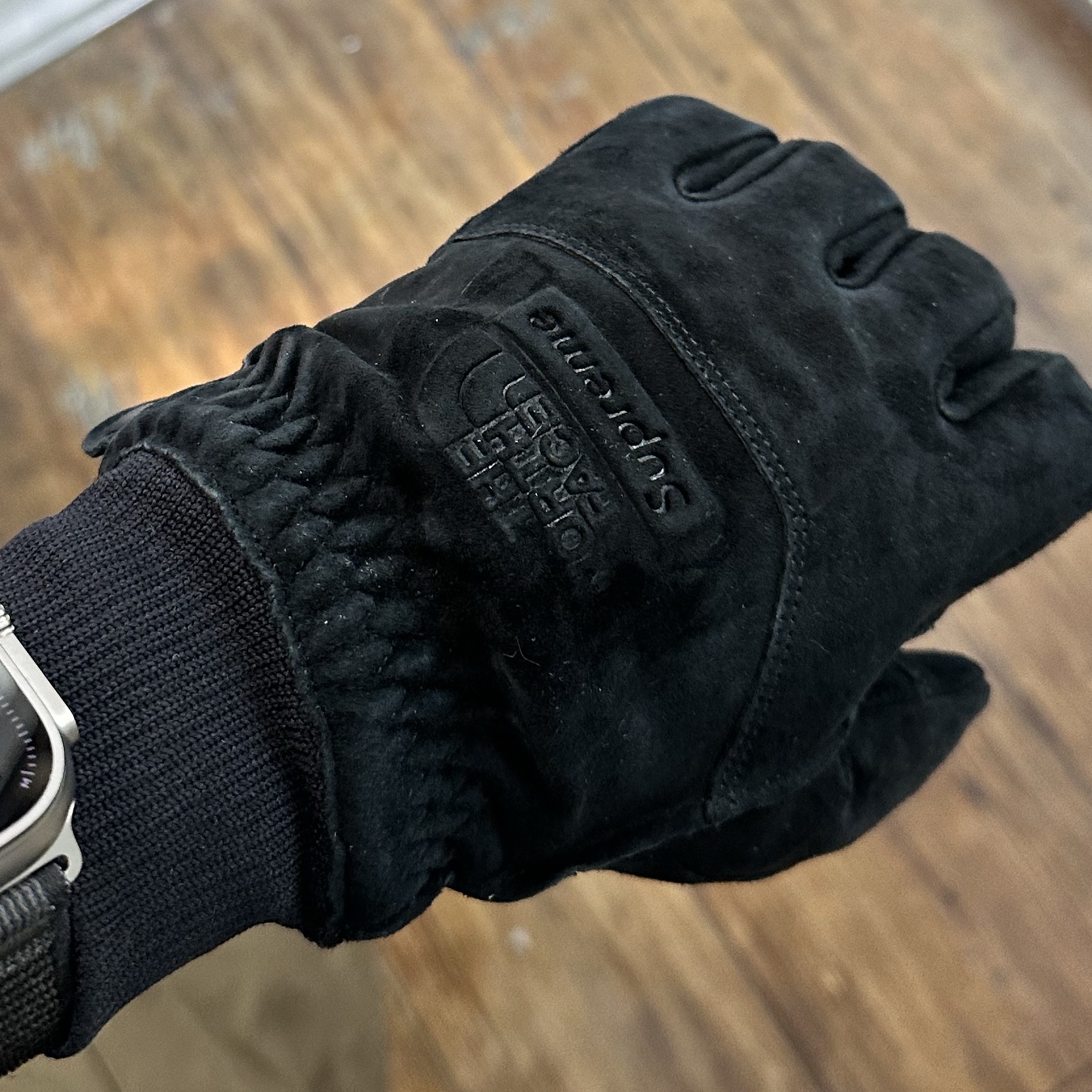 Supreme x The North Face Suede Glove Black - 23FW 착용 스타일 - 2