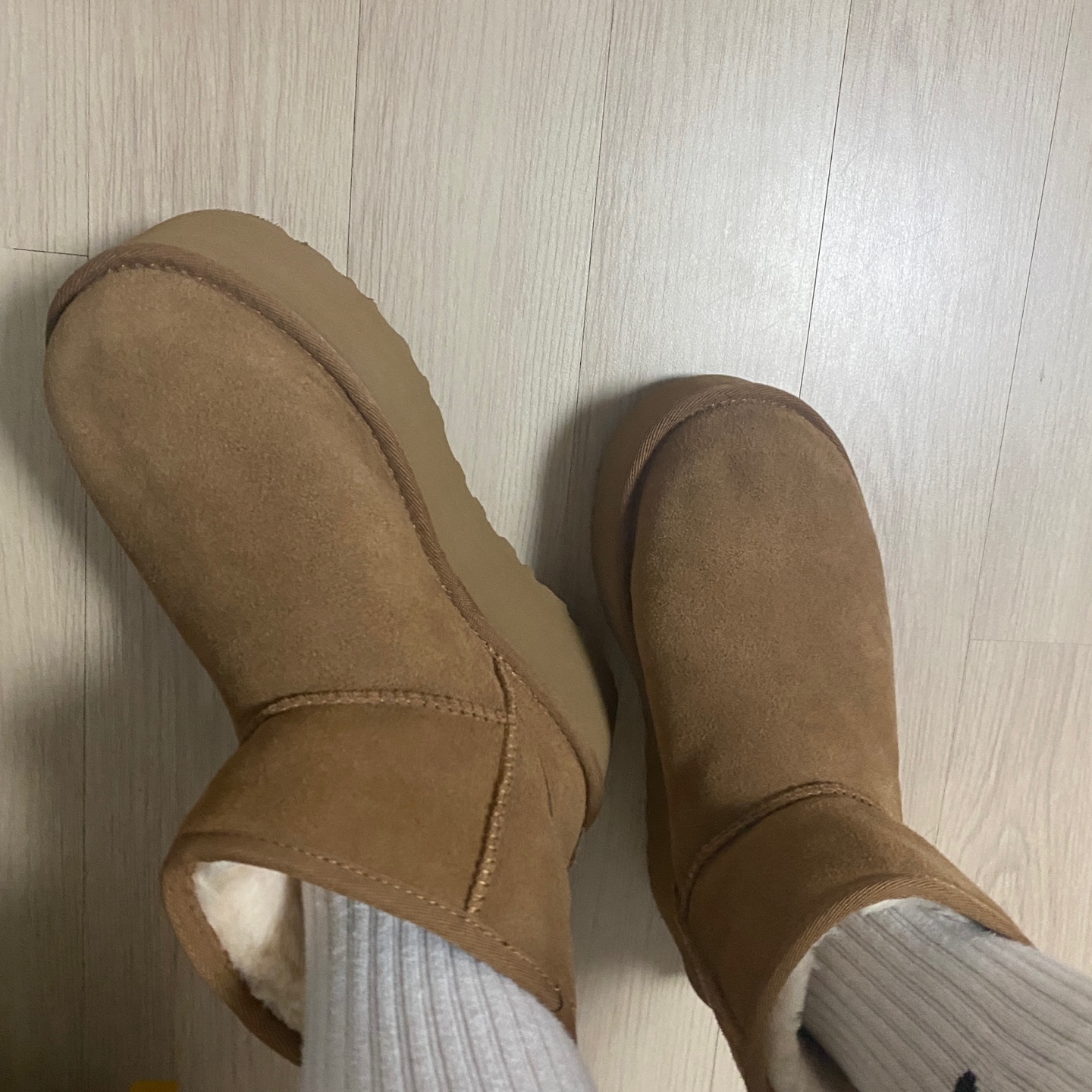 (W) UGG Classic Mini Platform Boots Chestnut 착용 스타일 - 2