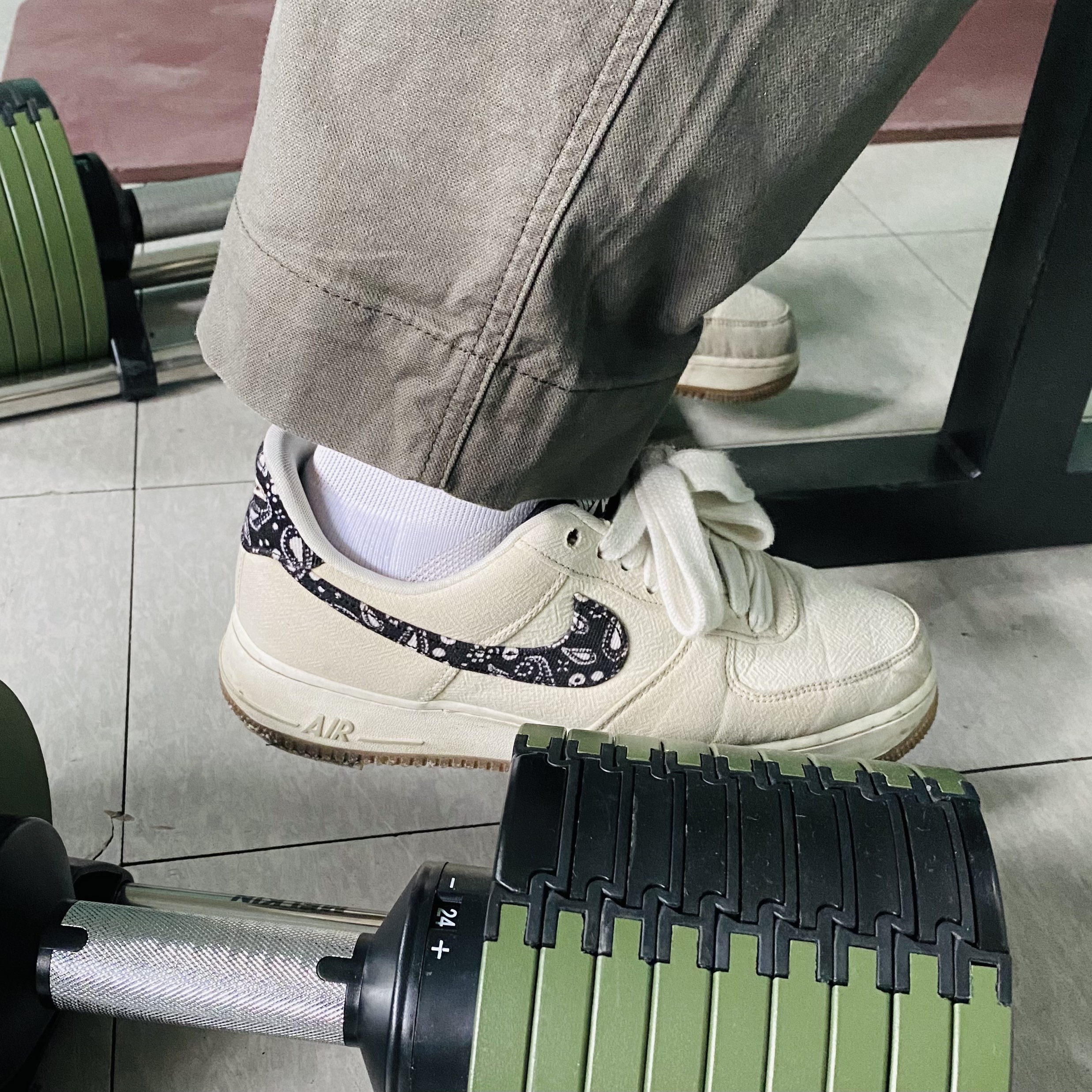 Nike Air Force 1 '07 LV8 Paisley Swoosh 착용 스타일
