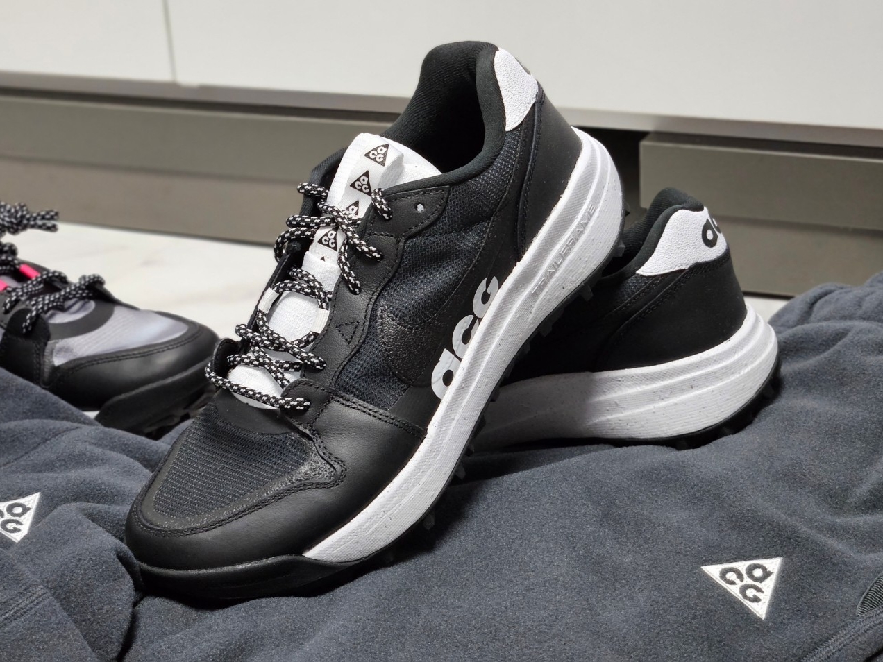 Nike ACG Lowcate Black White 착용 스타일 - 1