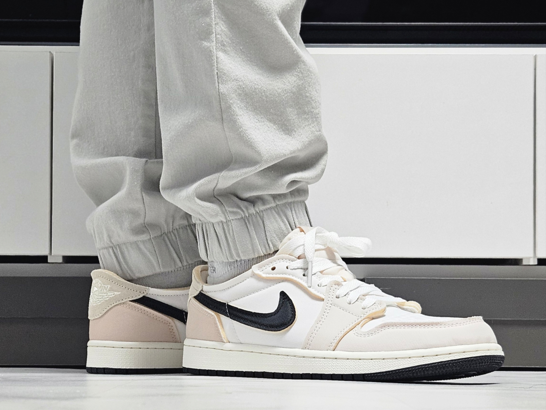 Jordan 1 Retro Low OG EX White and Coconut Milk 착용 스타일 - 2