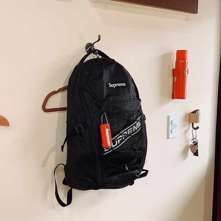 Supreme Backpack Black - 23FW, Supreme Floating Keychain Red - 23FW 착용 스타일