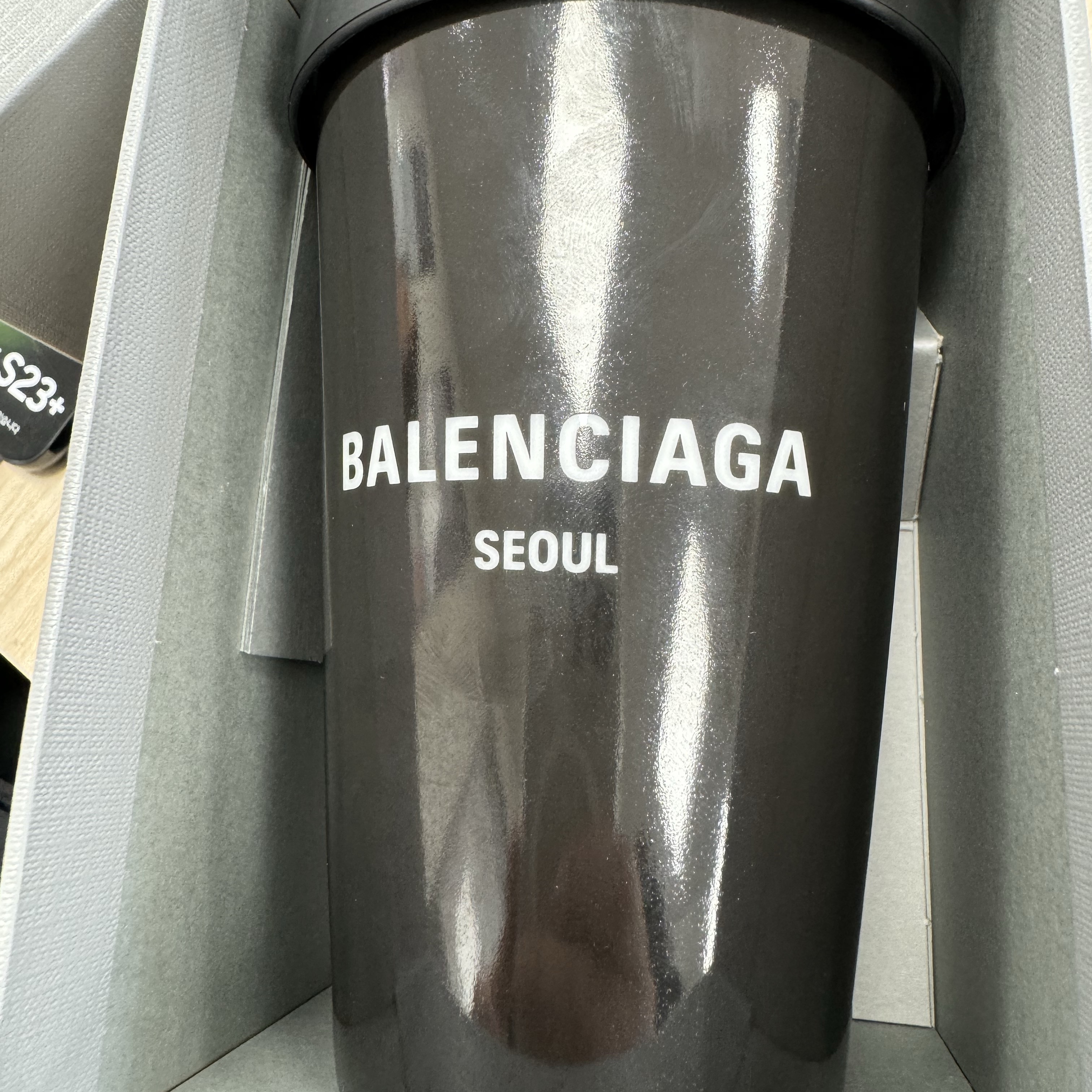Balenciaga Cities Seoul Coffee Cup Black 착용 스타일