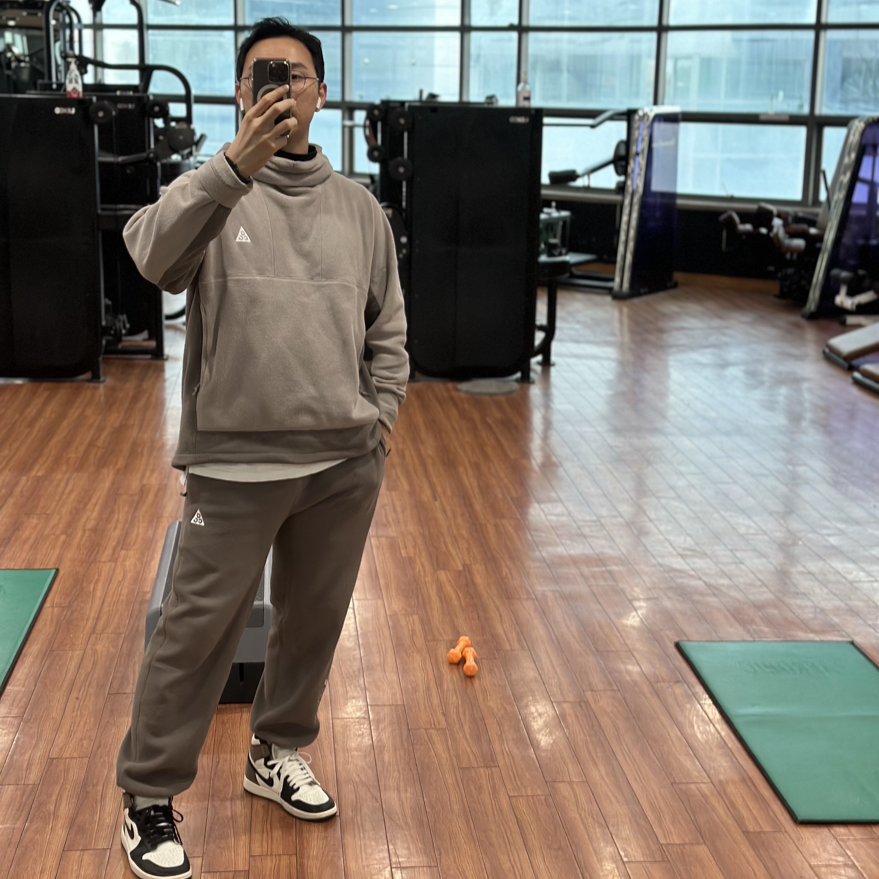 Jordan 1 Retro High OG Black Mocha, Nike ACG Polartec Wolf Tree Pants Ironstone - Asia 착용 스타일 - 1