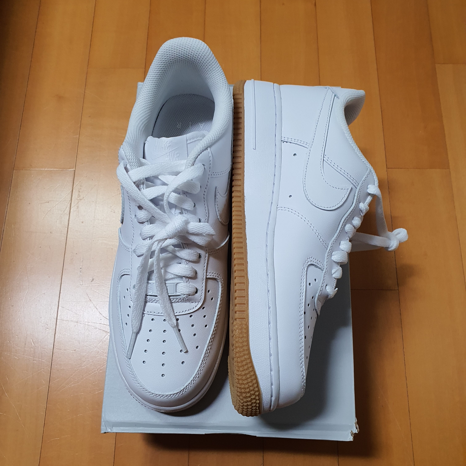Nike Air Force 1 '07 White Gum Light Brown 착용 스타일
