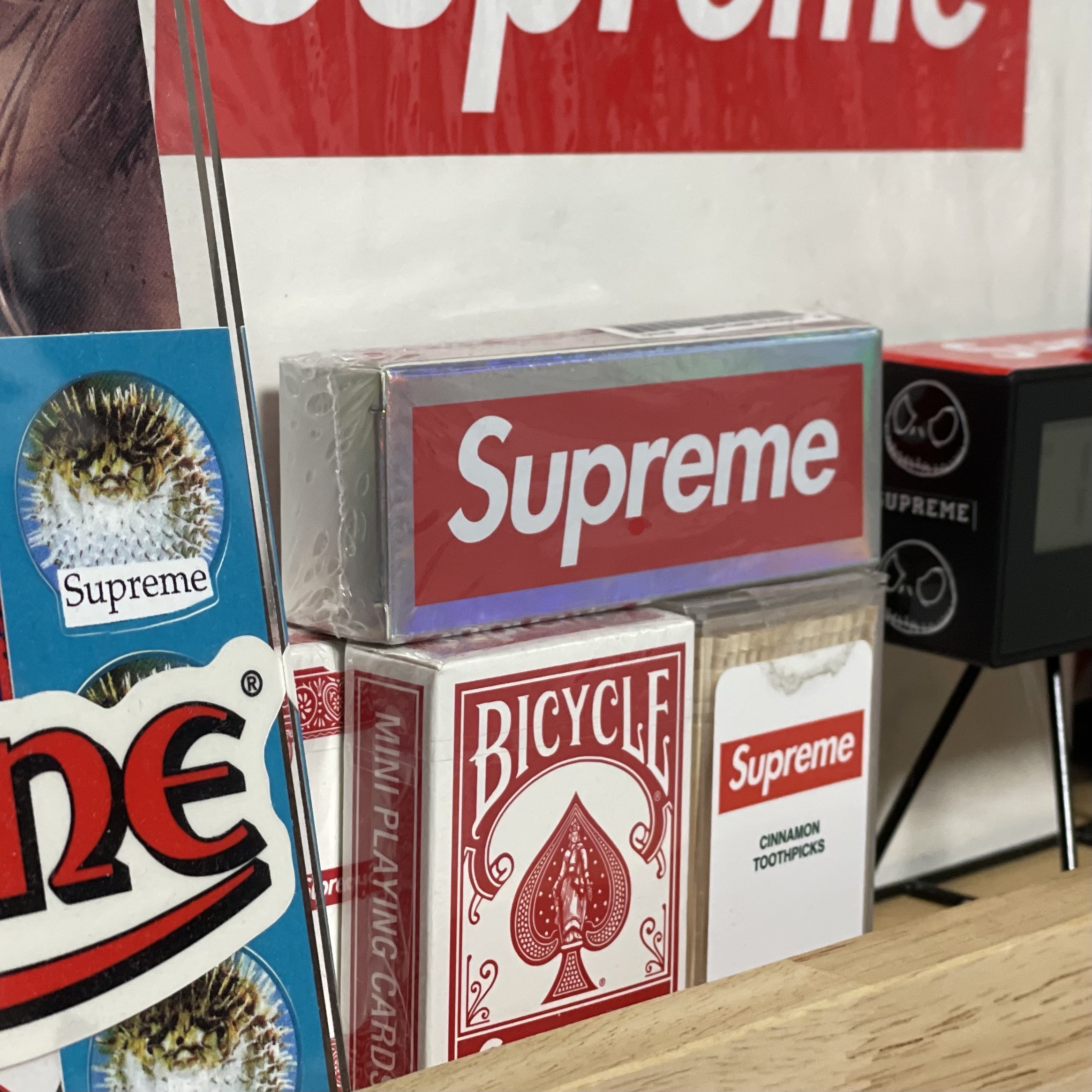 Supreme x Bicycle Holographic Slice Cards Holographic - 23FW 착용 스타일