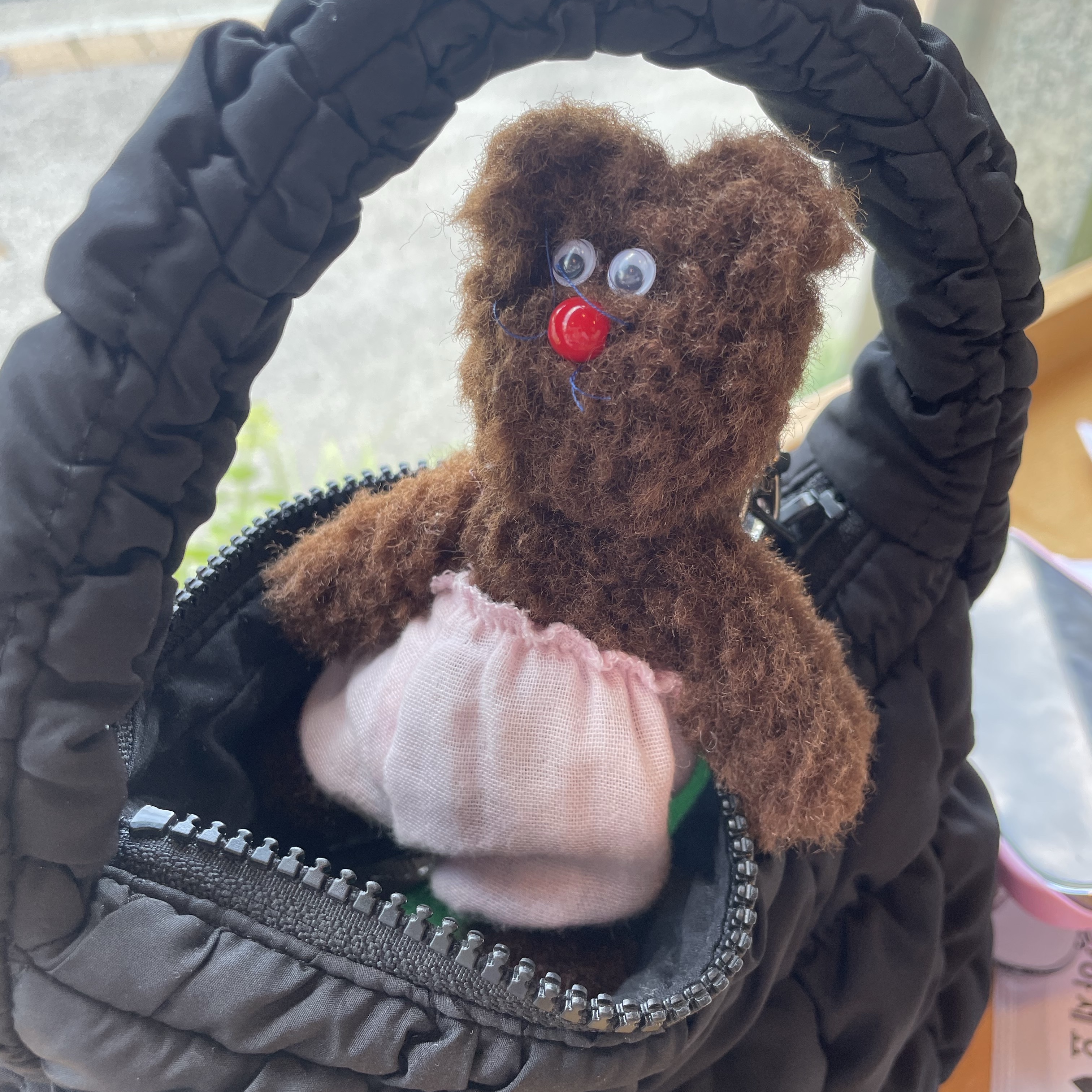 Monamhee Bred Keyring with Pink Pants Brown 착용 스타일