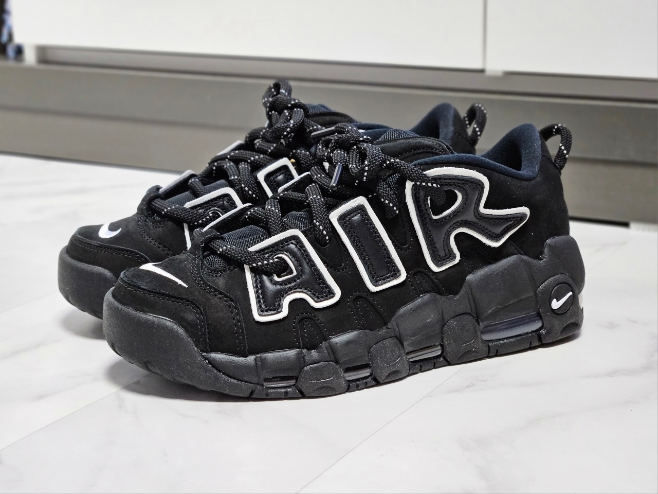 Nike x Ambush Air More Uptempo Low Black and White 착용 스타일 - 7
