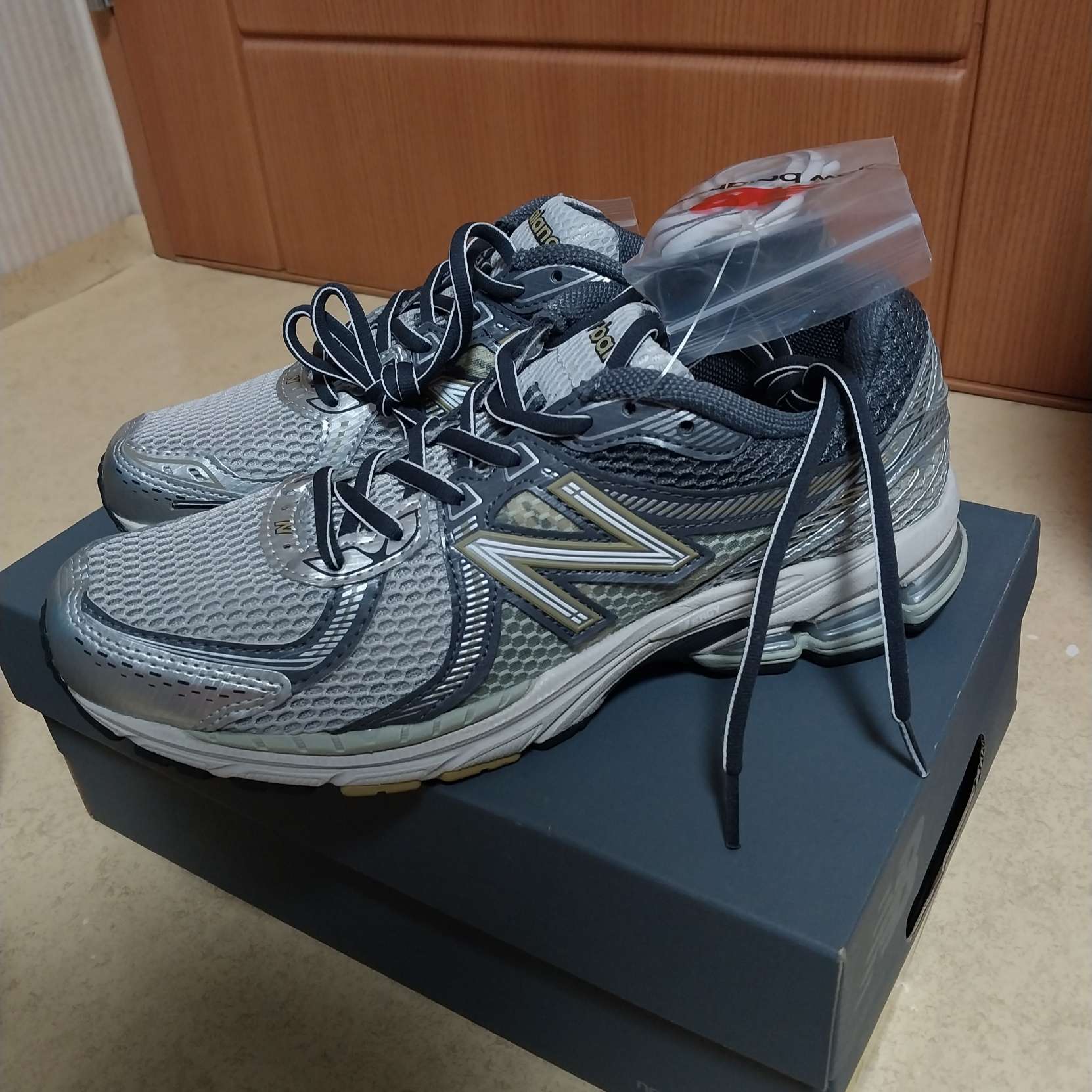 New Balance 860v2 Earth 착용 스타일