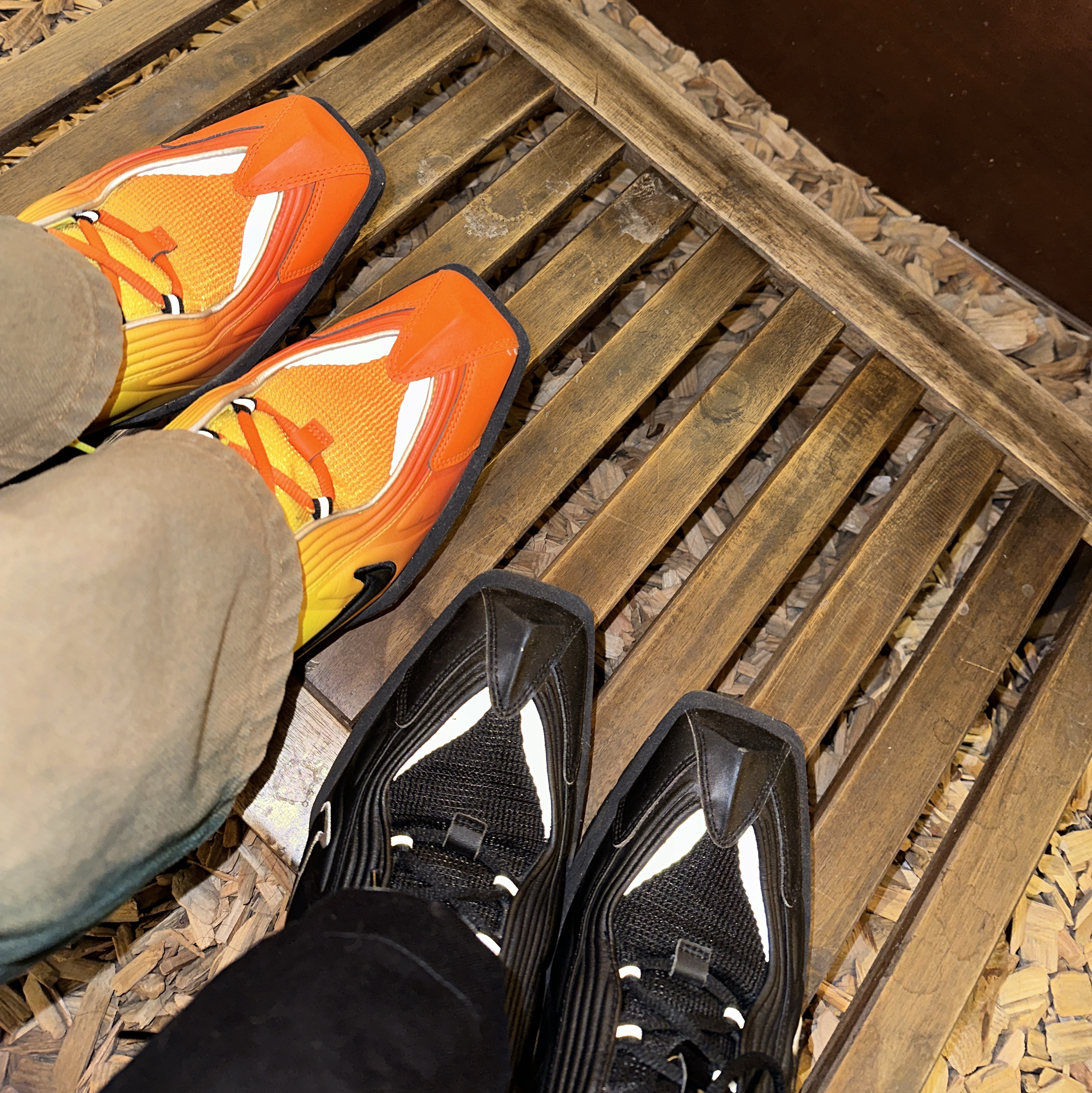 Nike x Martine Rose Shox MR4 Black, Nike x Martine Rose Shox MR4 Safety Orange 착용 스타일