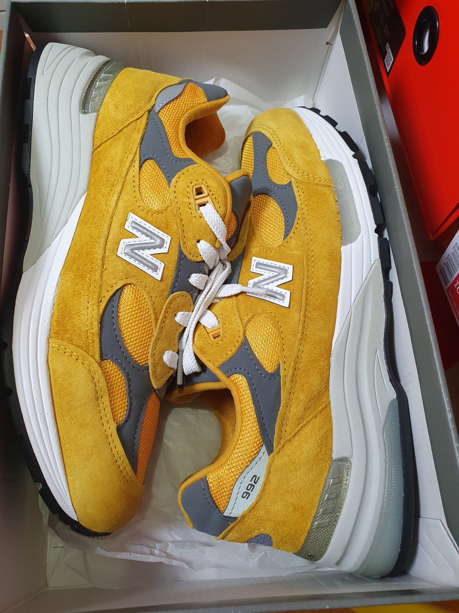 New Balance 992 Made in USA Gold Cream 착용 스타일