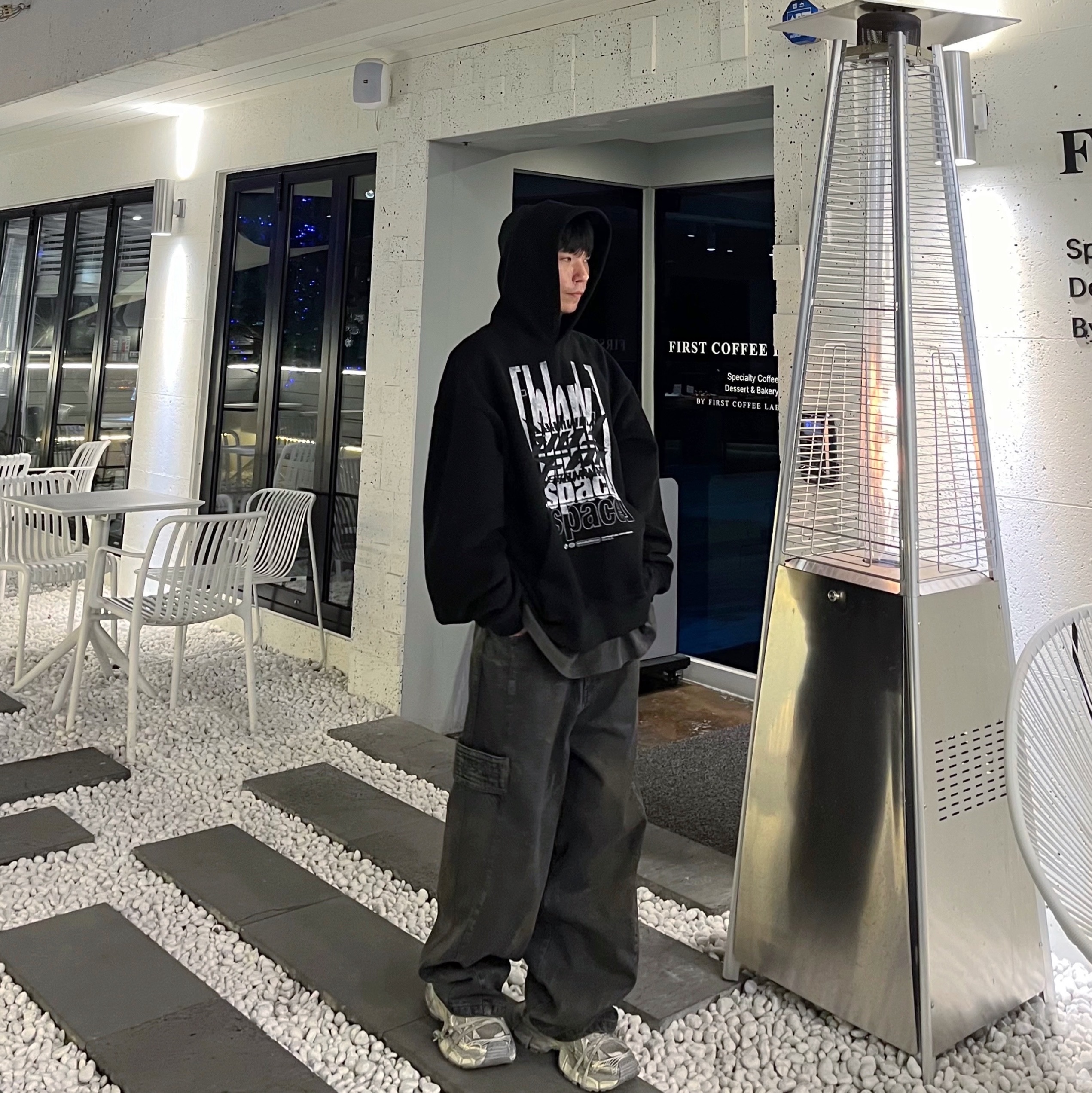 Farfromwhat Far Blank Space Hoodie Black, Ourpas 066 Painted Saggy Jean 착용 스타일 - 1