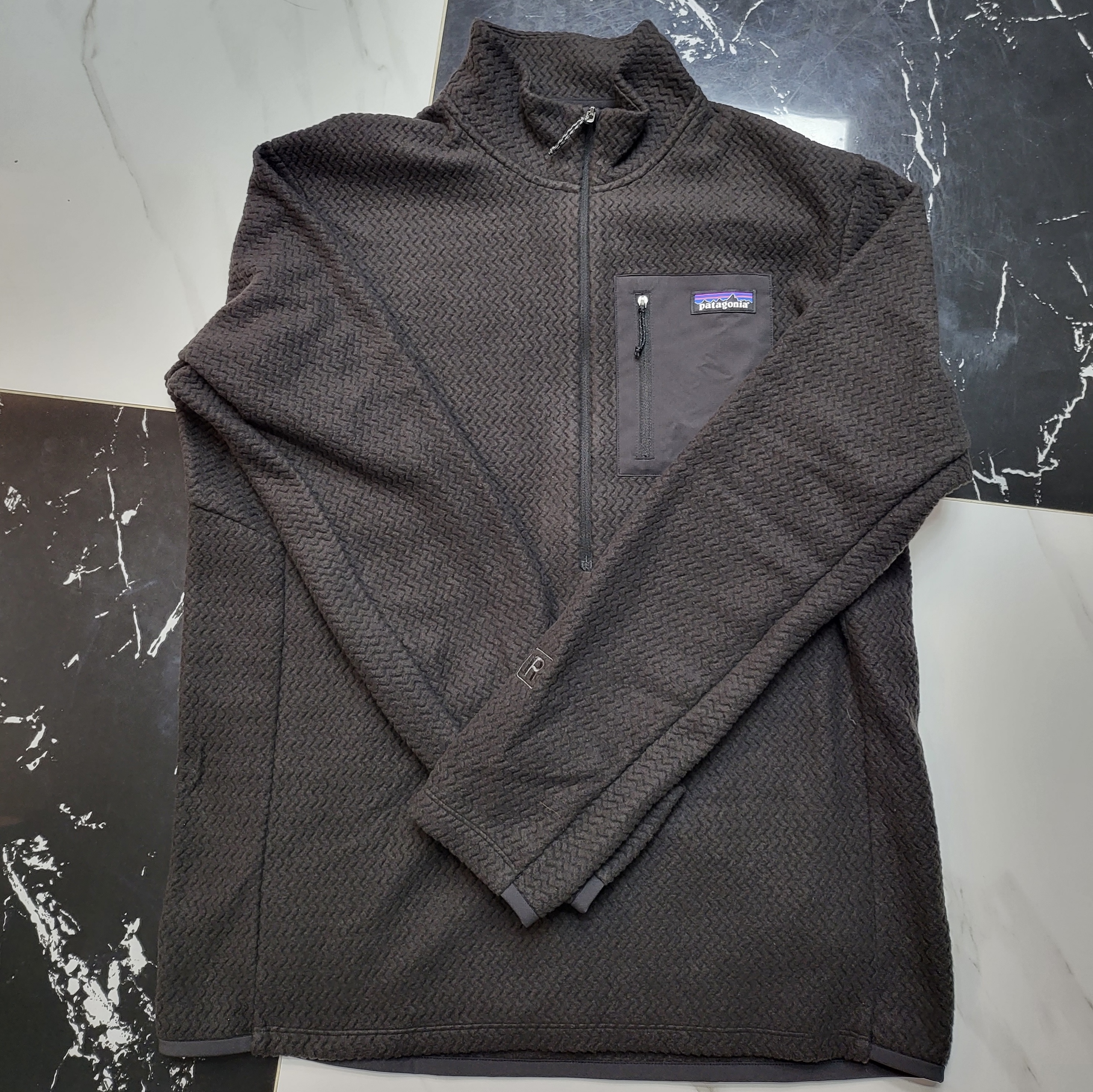 Patagonia R1 Air Zip-Neck Black 착용 스타일