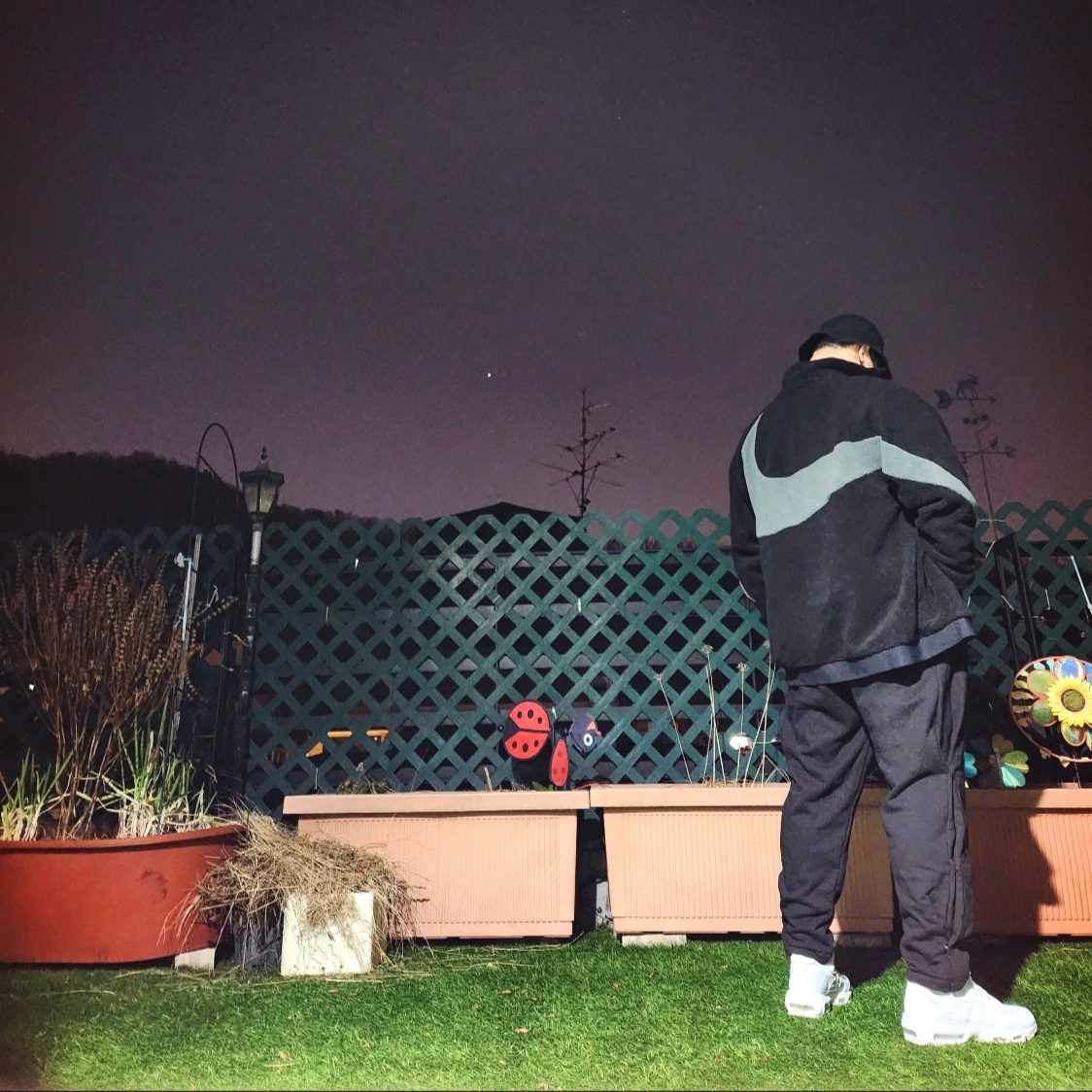 Stussy Stock Bucket Hat Black, Nike Big Swoosh Full Zip Jacket Black Anthracite 착용 스타일 - 3