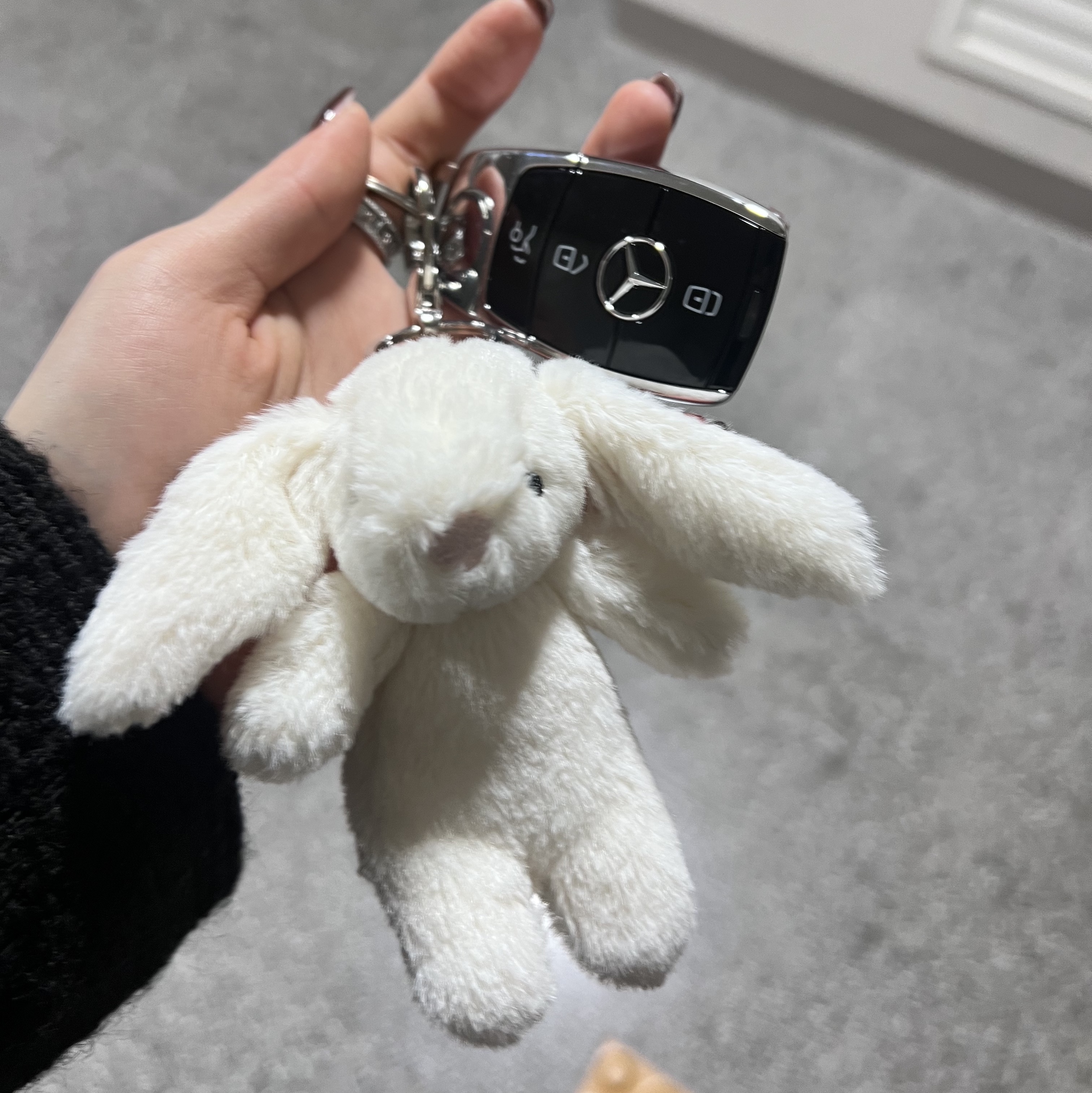 Jellycat Bashful Bunny Bag Charm Cream 착용 스타일