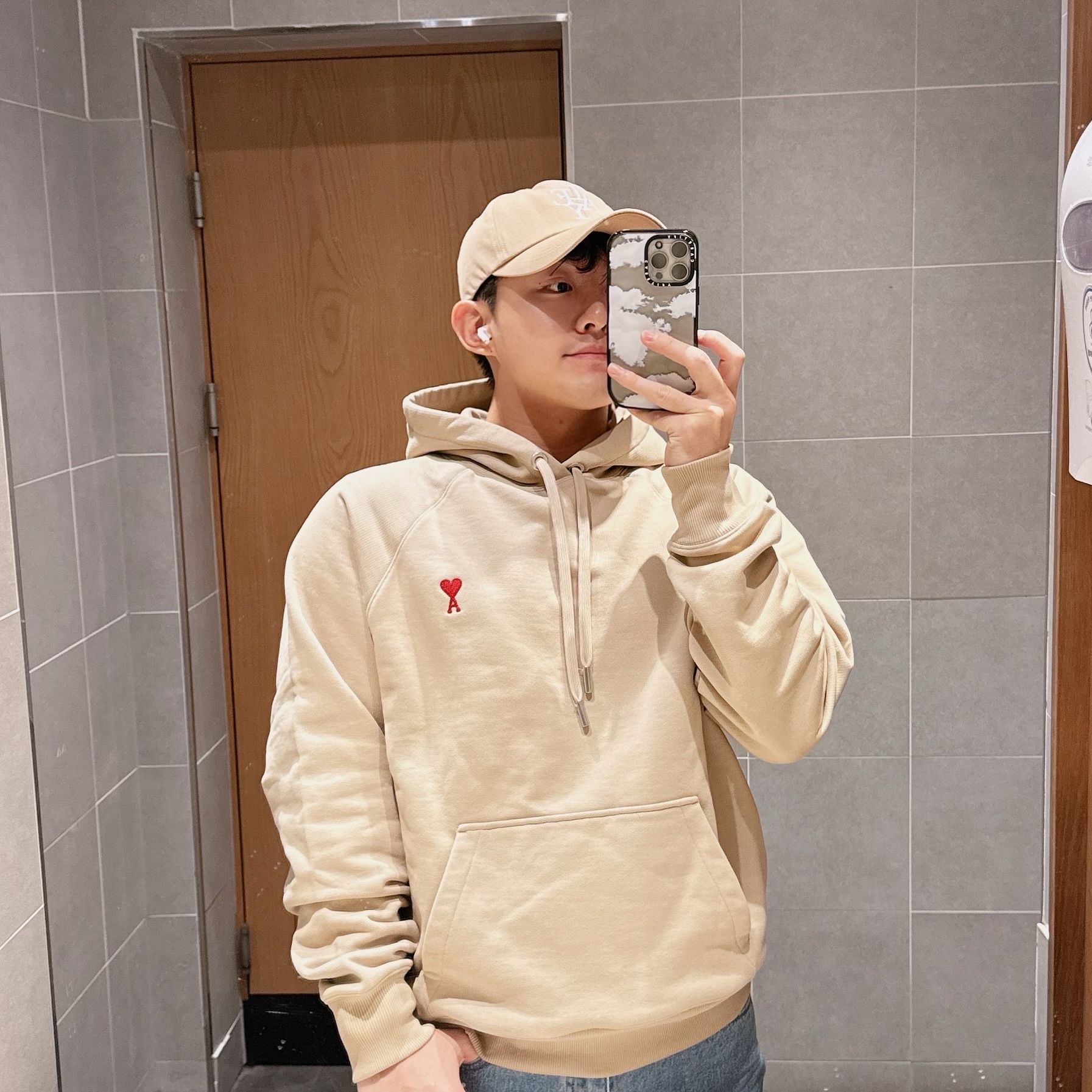 AMI De Coeur Hoodie Champagne 착용 스타일