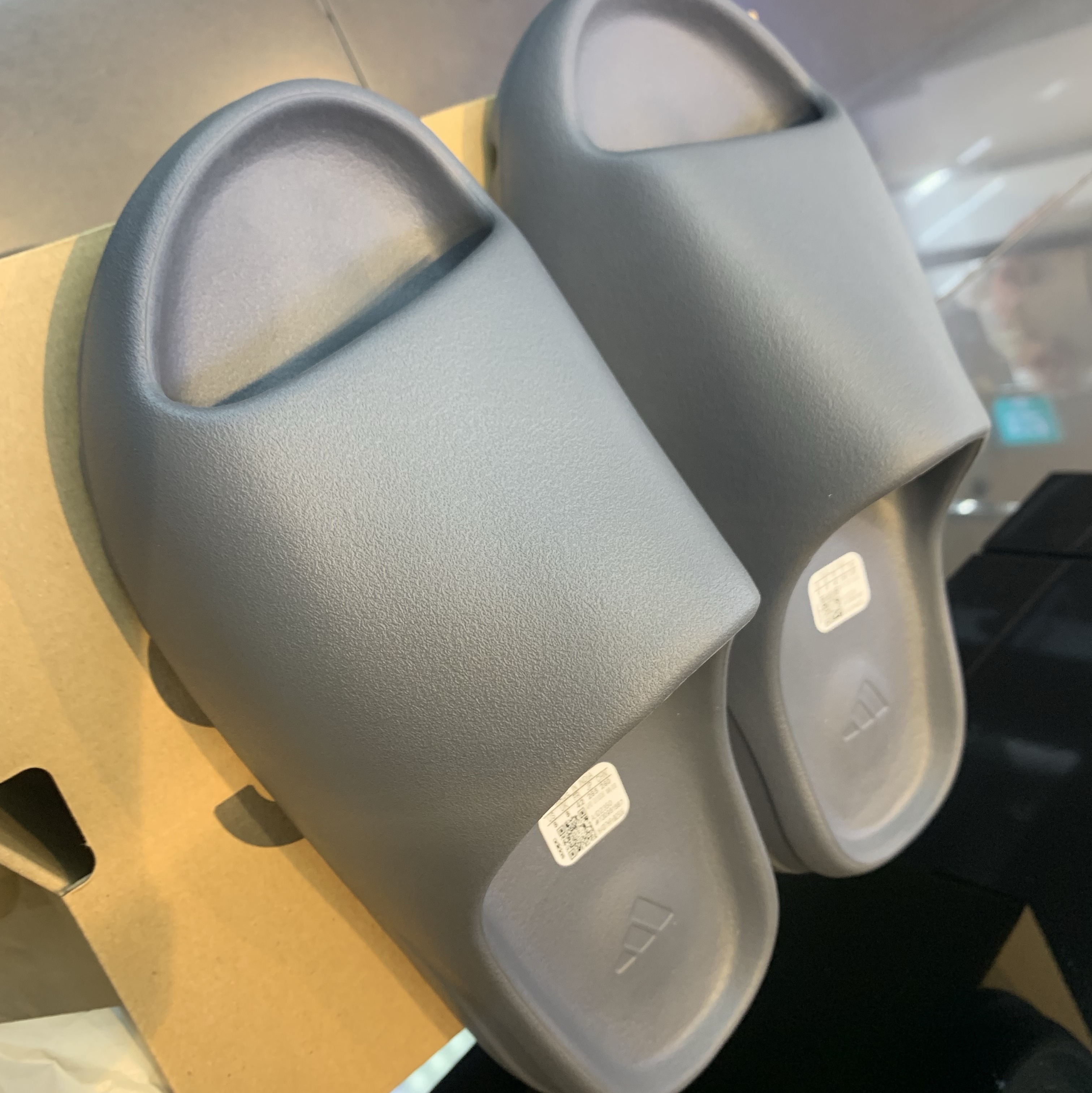 Adidas Yeezy Slide Onyx, Adidas Yeezy Slide Azure 착용 스타일 - 4