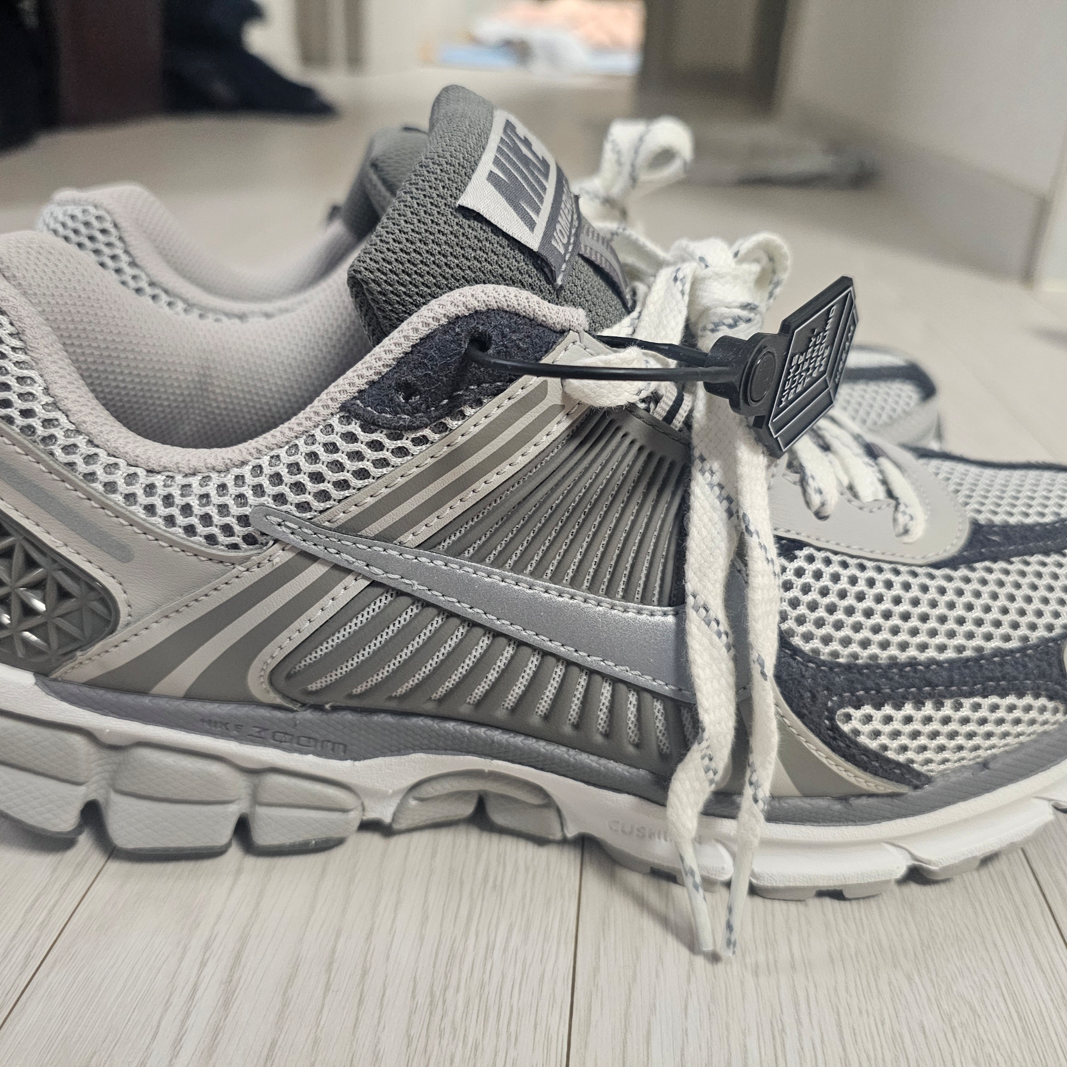 Nike Zoom Vomero 5 PRM Light Iron Ore and Flat Fewter 착용 스타일 - 2