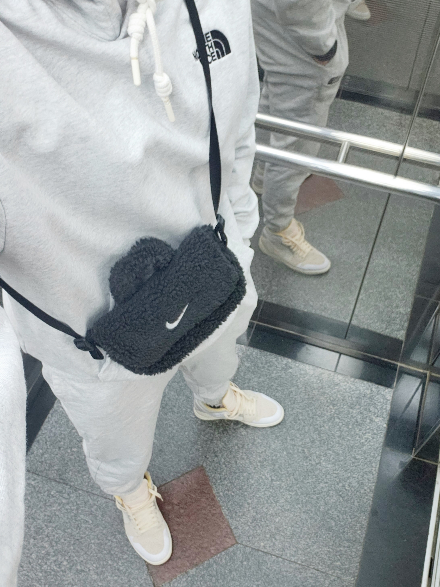 (Kids) Nike NSW Faux Fur Crossbody Bag Black, The North Face Cotton Basic Hoodie Oatmeal 착용 스타일
