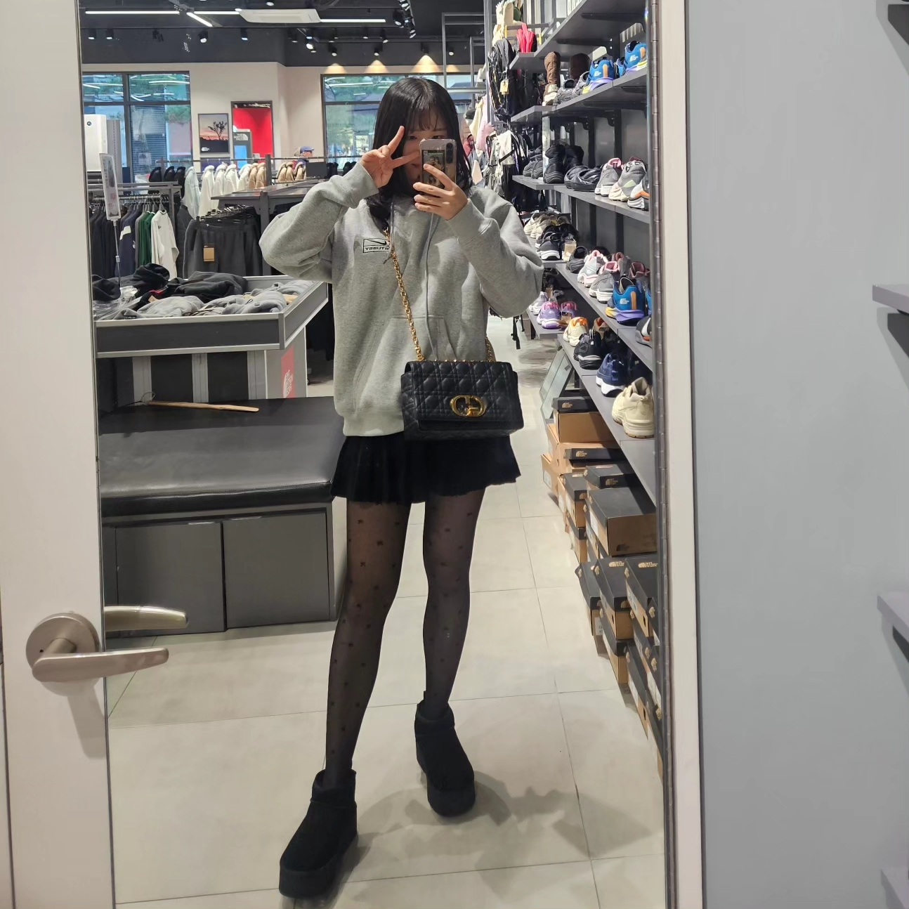 (W) UGG Classic Ultra Mini Platform Boots Black, Dior Medium Caro Bag Supple Cannage Calfskin Black 착용 스타일 - 1