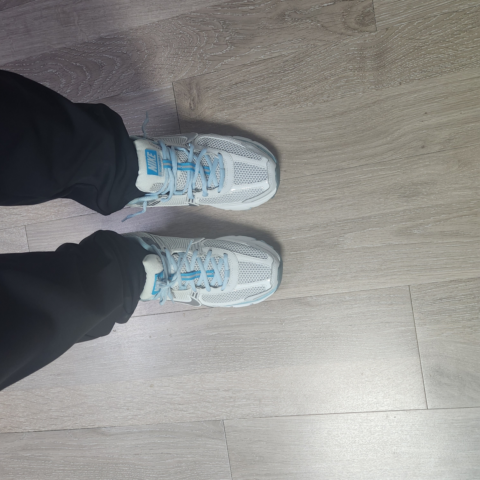 Nike Zoom Vomero 5 White Light Blue 착용 스타일 - 4