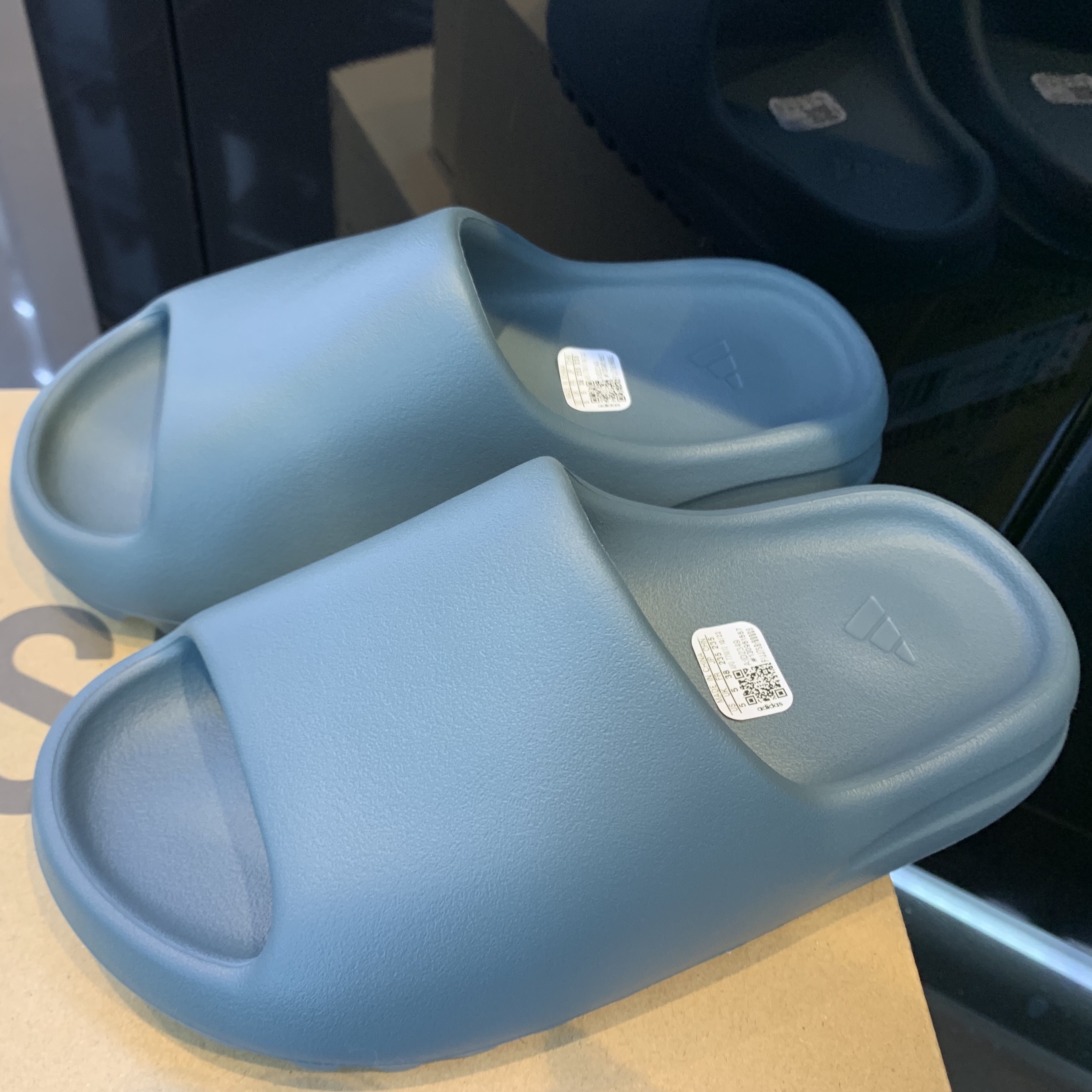 Adidas Yeezy Slide Onyx, Adidas Yeezy Slide Azure 착용 스타일 - 3