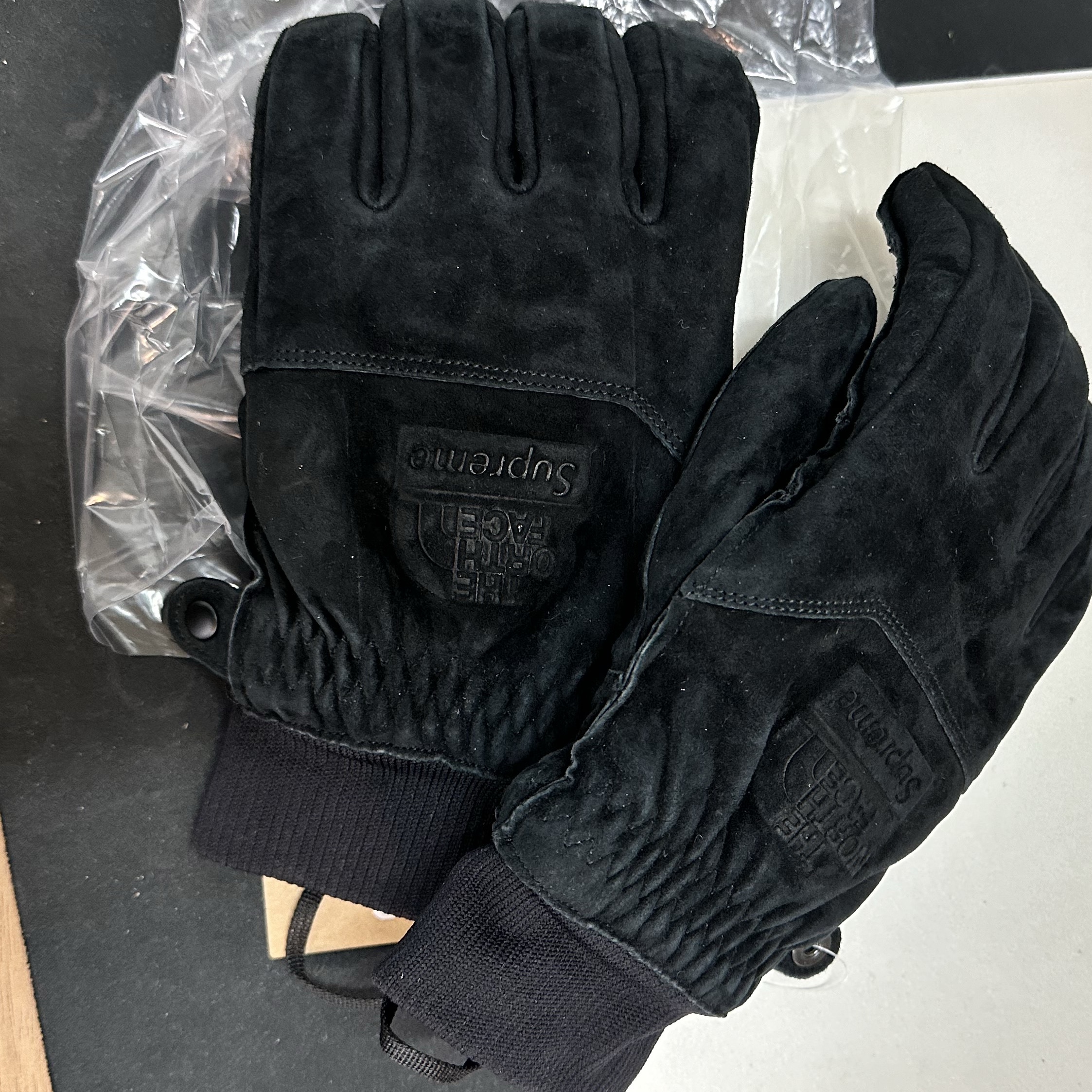 Supreme x The North Face Suede Glove Black - 23FW 착용 스타일 - 1