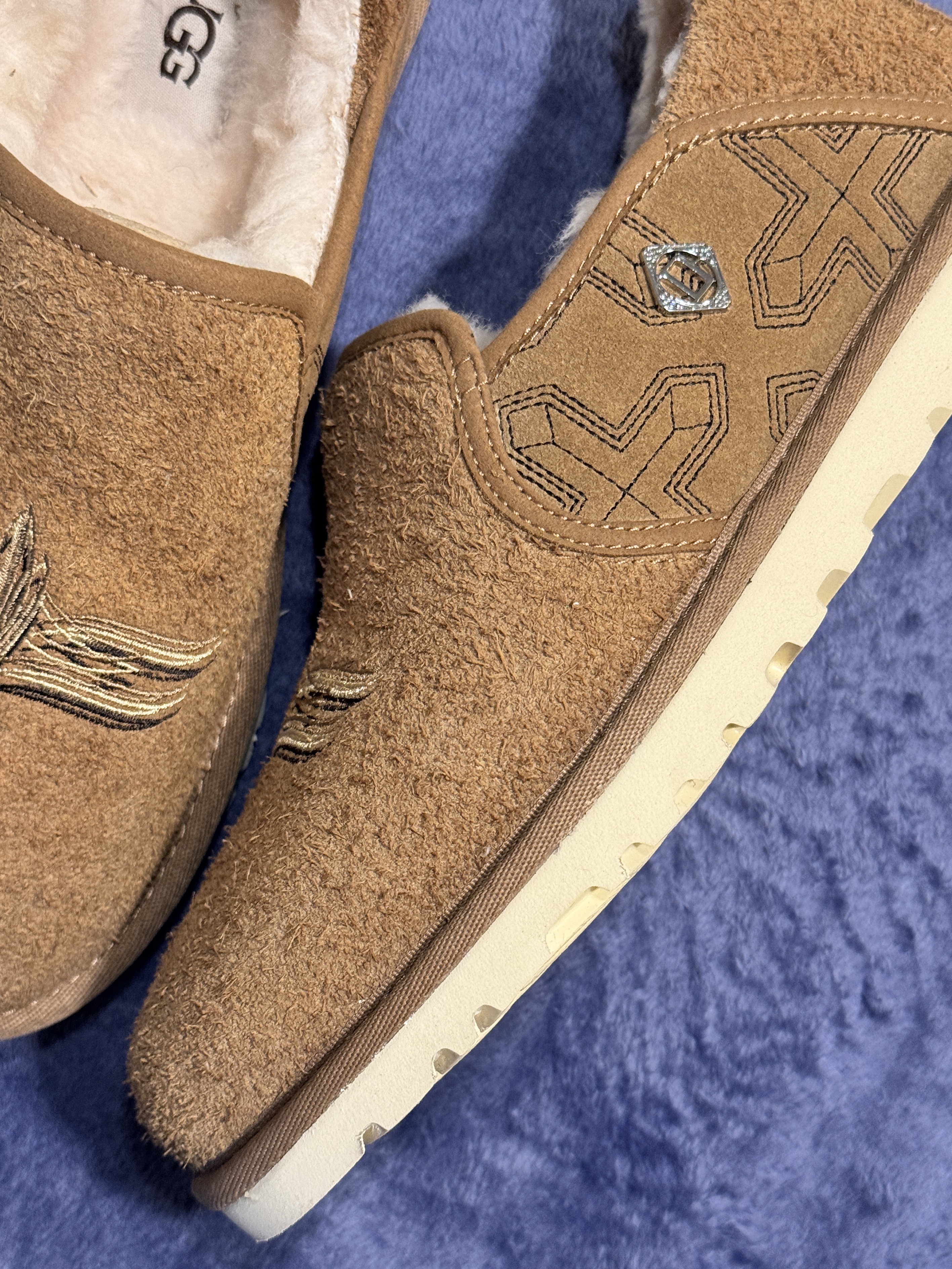 UGG x Children Of The Discordance Classic Short Boots Chestnut, UGG x Children Of The Discordance Classic Short Boots Black 착용 스타일 - 2